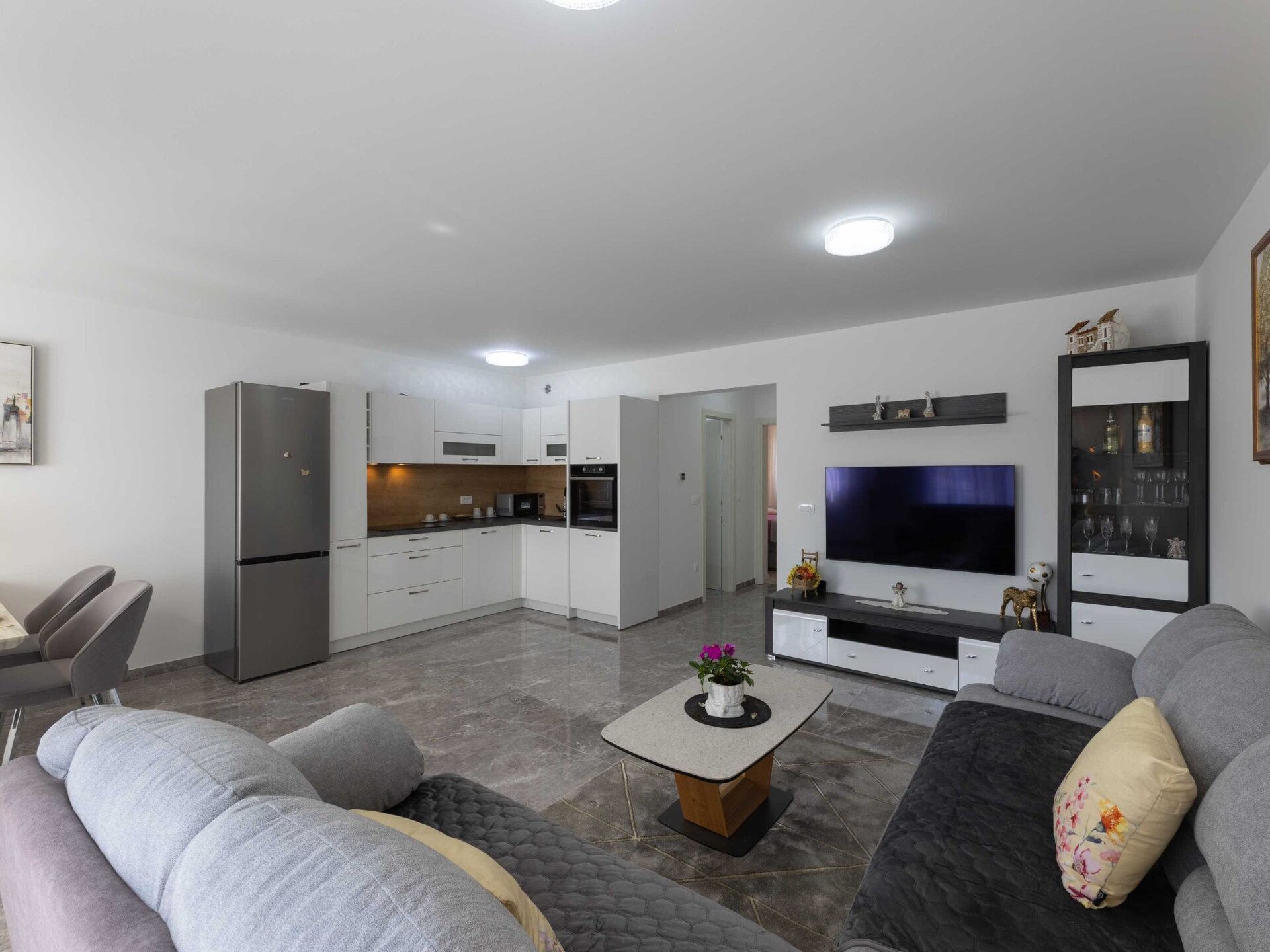 Zonnig appartement met terras in Kastel Stari, 100m van strand - foto 1