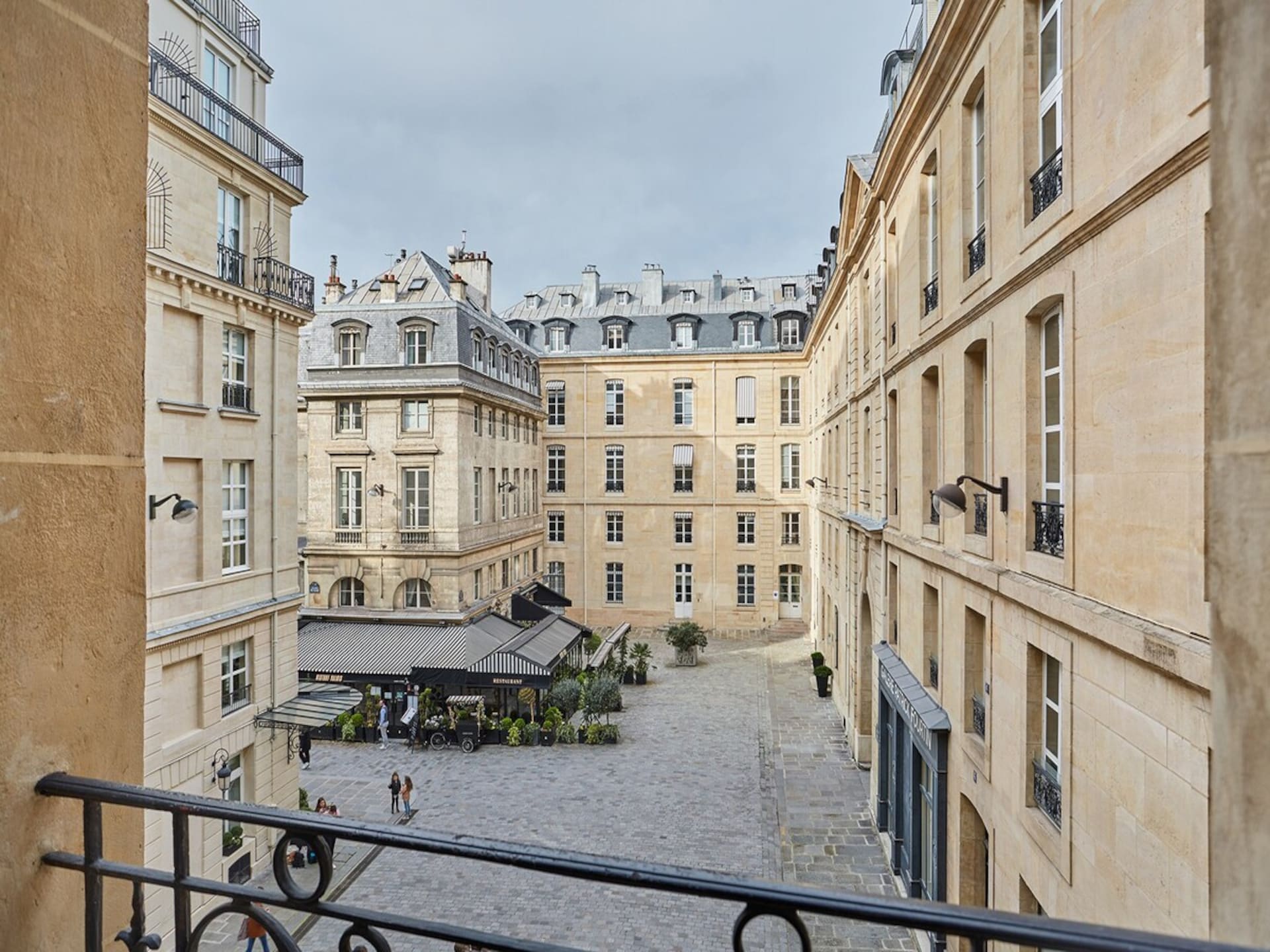 Elegant appartement nabij het Louvre en Palais Royal in Parijs - foto 4