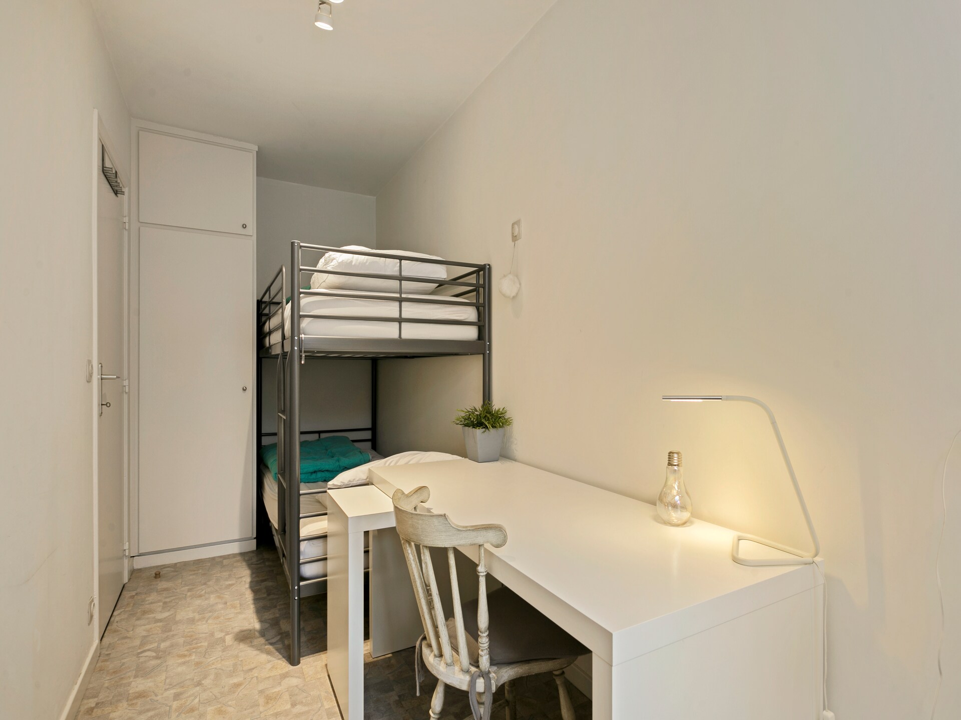 Licht appartement op 6e etage met balkon en uitzicht op de haven van Blankenberge - foto 8