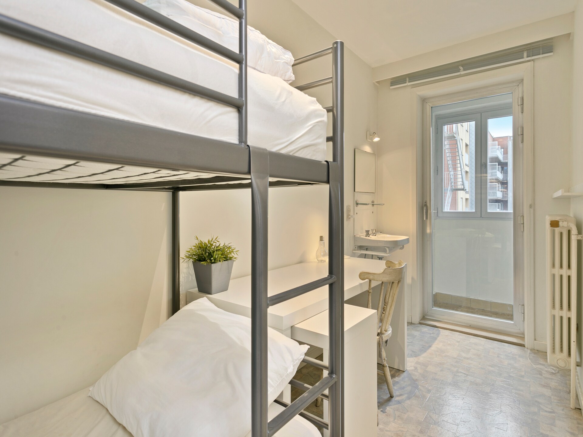 Licht appartement op 6e etage met balkon en uitzicht op de haven van Blankenberge - foto 9