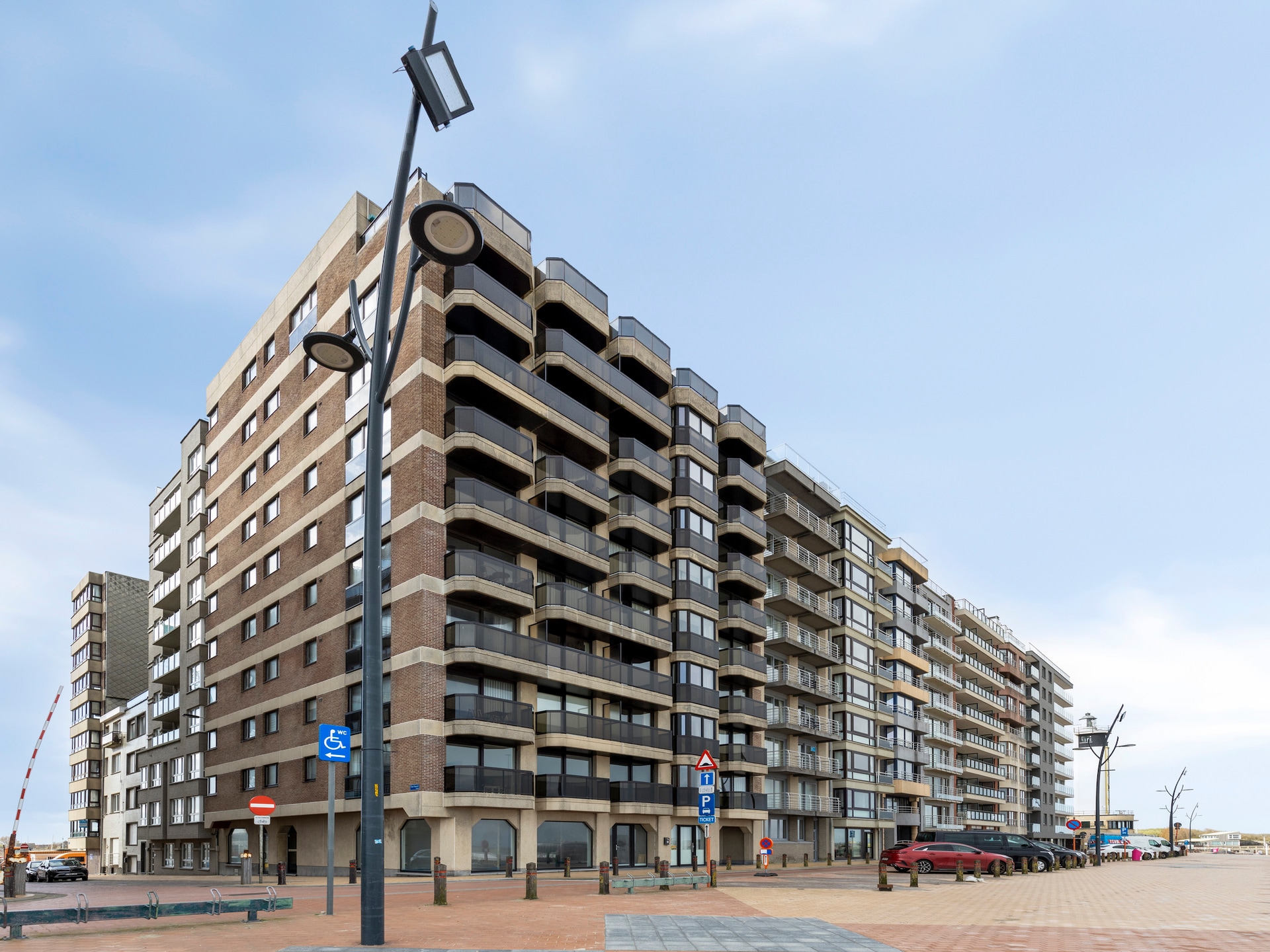 Stijlvol gerenoveerd appartement aan de Zeedijk in Blankenberge - foto 5