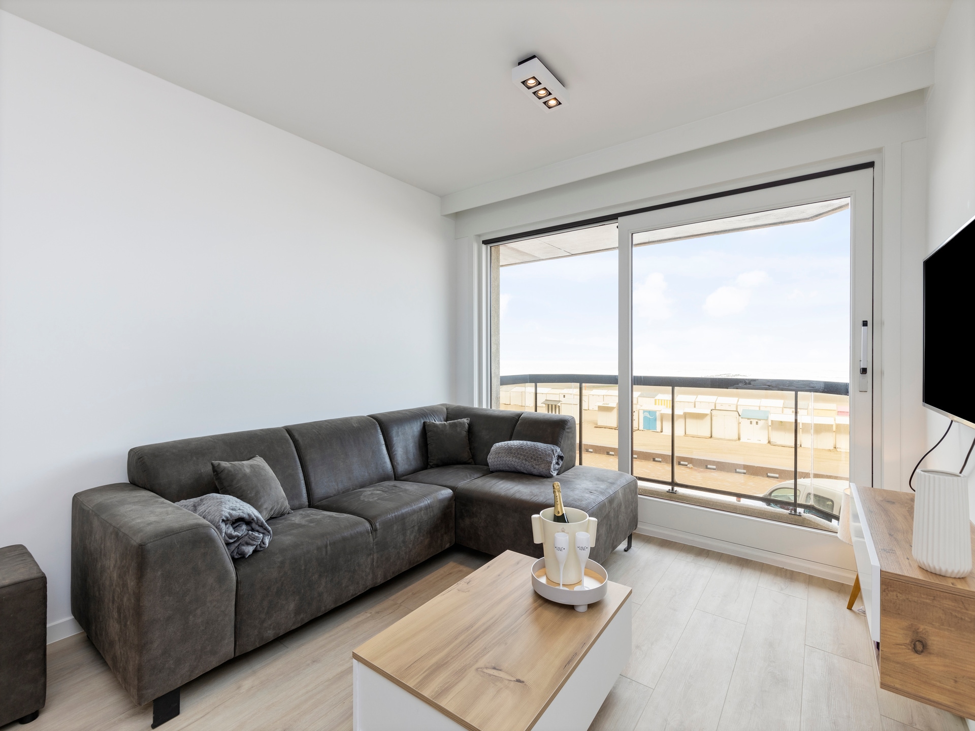 Stijlvol gerenoveerd appartement aan de Zeedijk in Blankenberge - foto 1