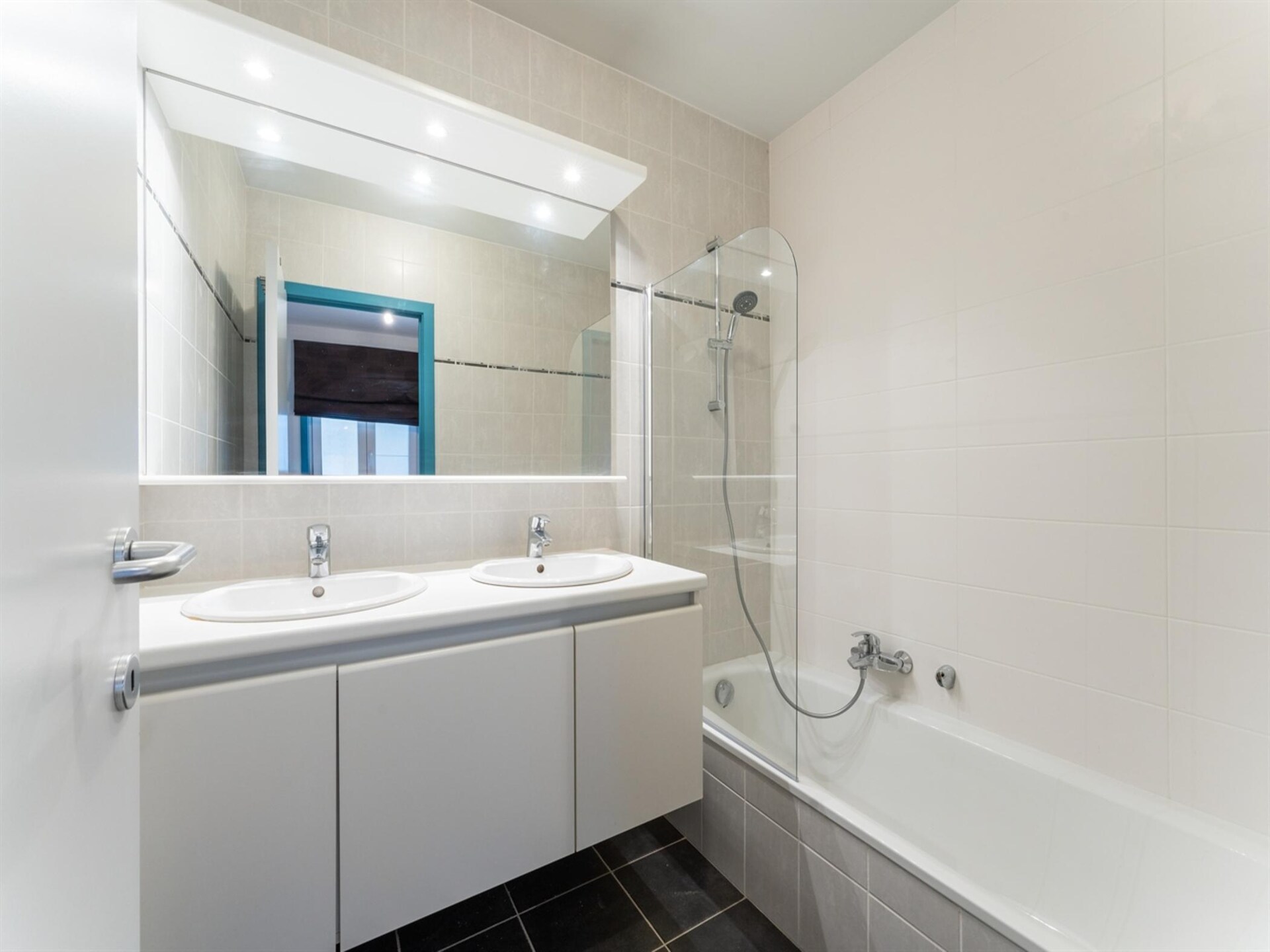 Licht modern appartement met 2 badkamers vlakbij zee in Blankenberge - foto 16