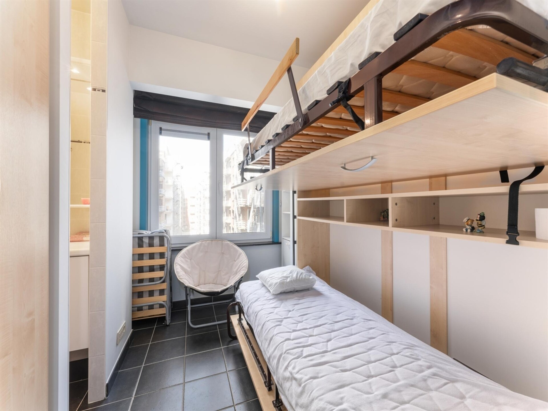 Licht modern appartement met 2 badkamers vlakbij zee in Blankenberge - foto 14