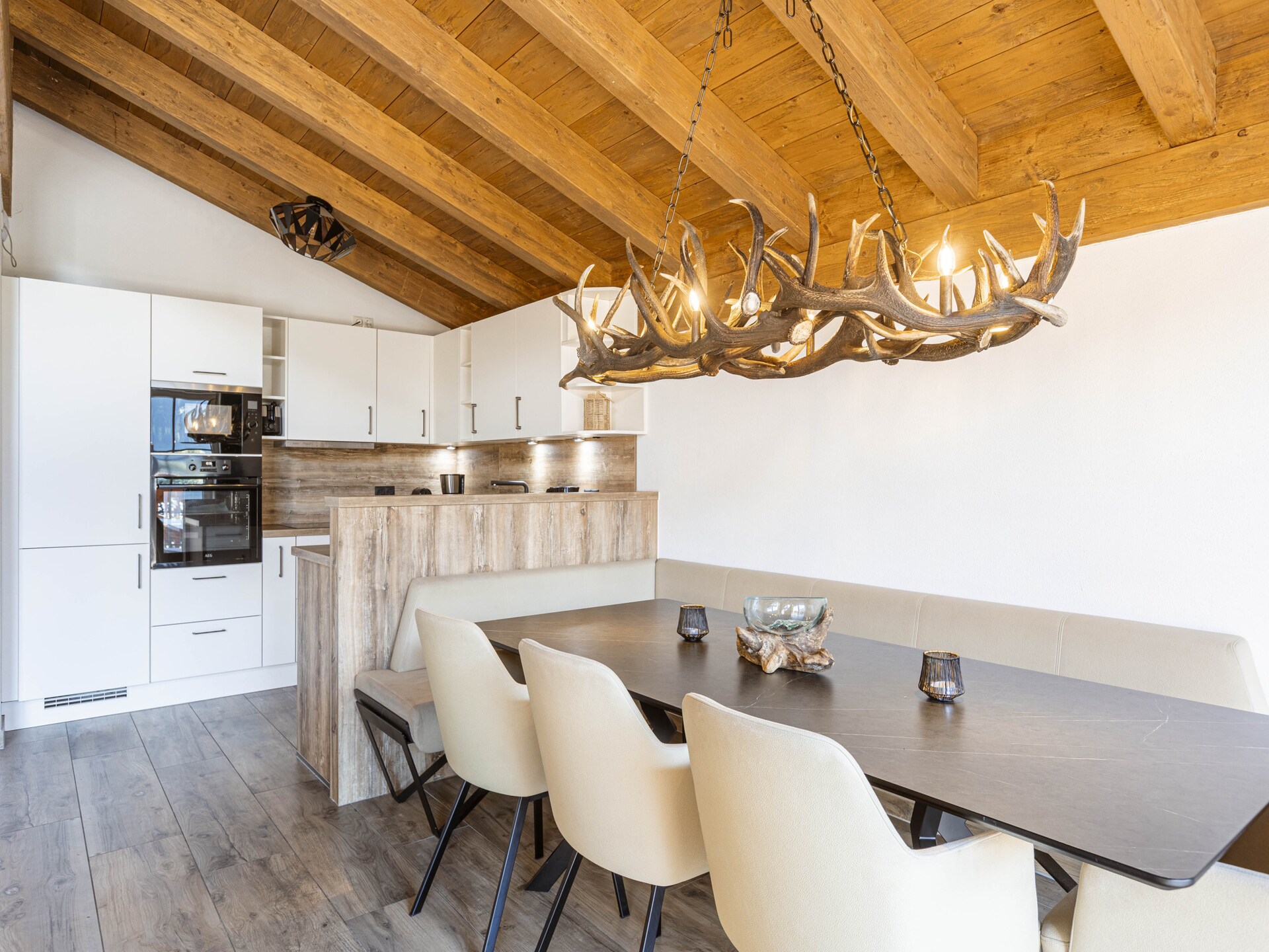 Ruim chalet aan de golfbaan bij het meer, met sauna en uitzicht op de bergen - foto 8