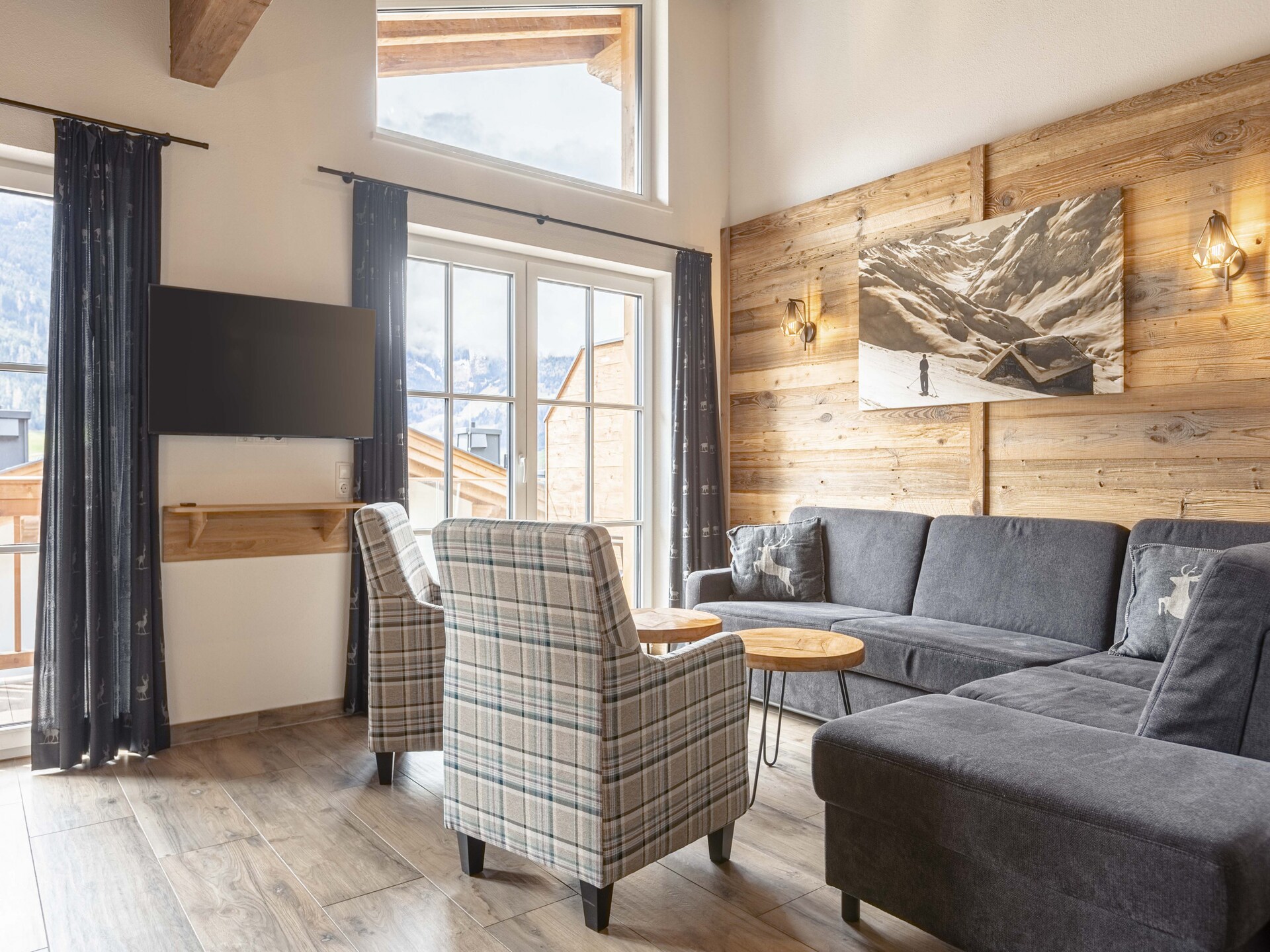 Ruim chalet aan de golfbaan bij het meer, met sauna en uitzicht op de bergen - foto 1