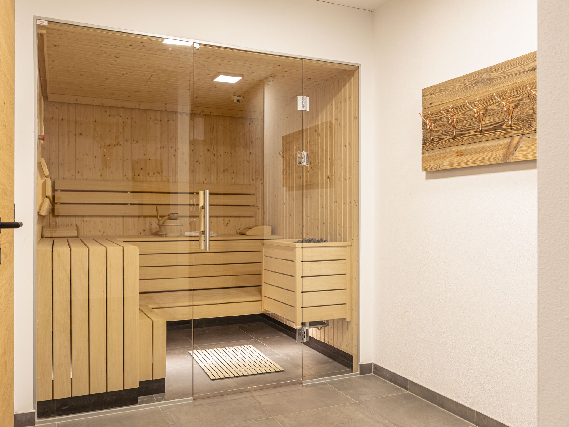 Ruim chalet aan de golfbaan bij het meer, met sauna en uitzicht op de bergen - foto 24