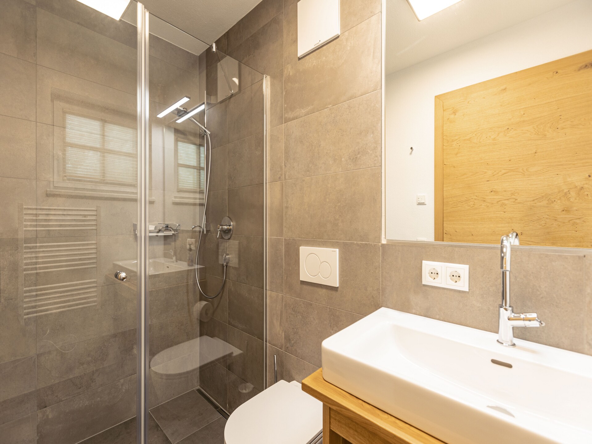 Ruim chalet aan de golfbaan bij het meer, met sauna en uitzicht op de bergen - foto 13