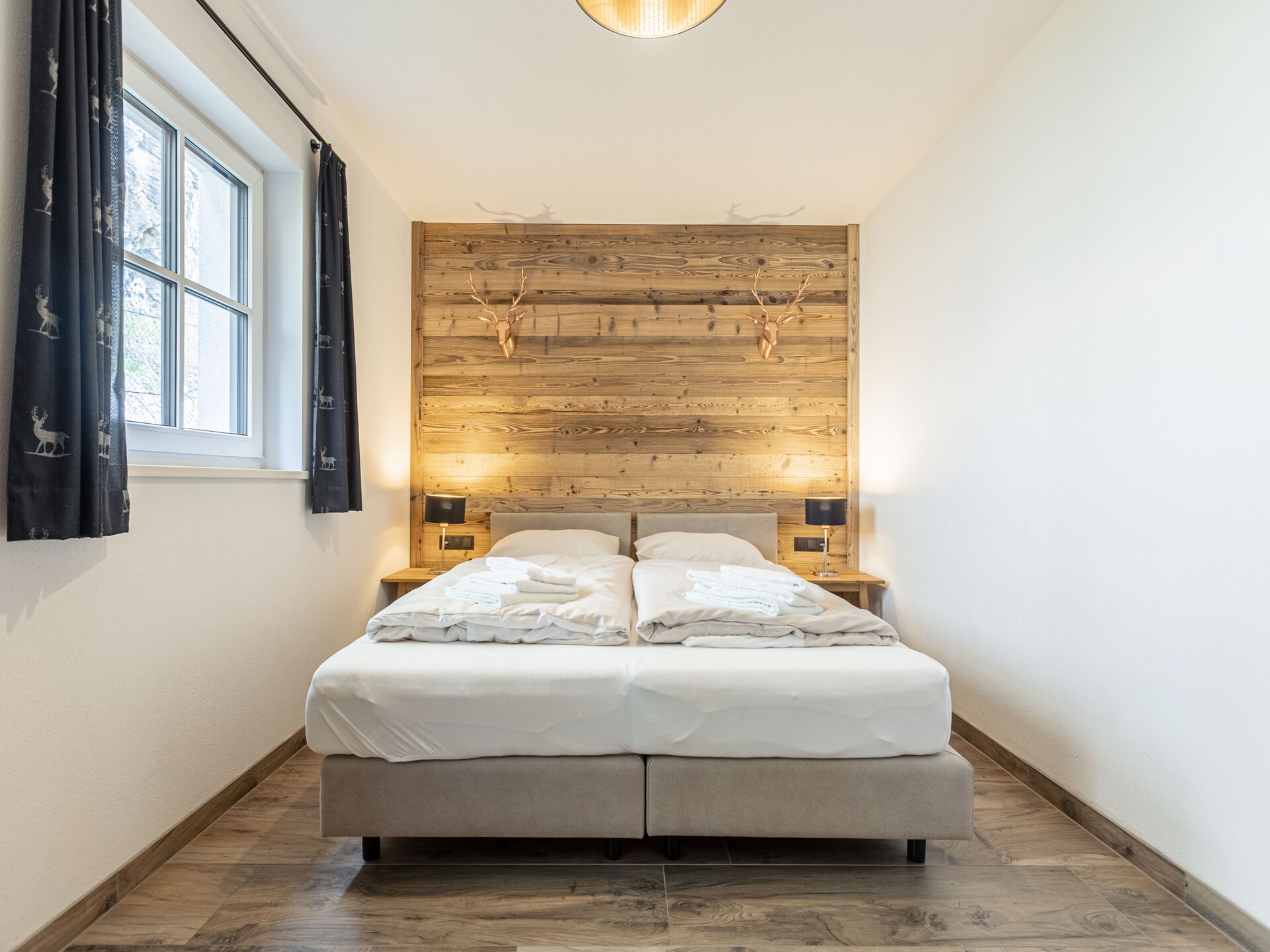 Ruim chalet aan de golfbaan bij het meer, met sauna en uitzicht op de bergen - foto 10