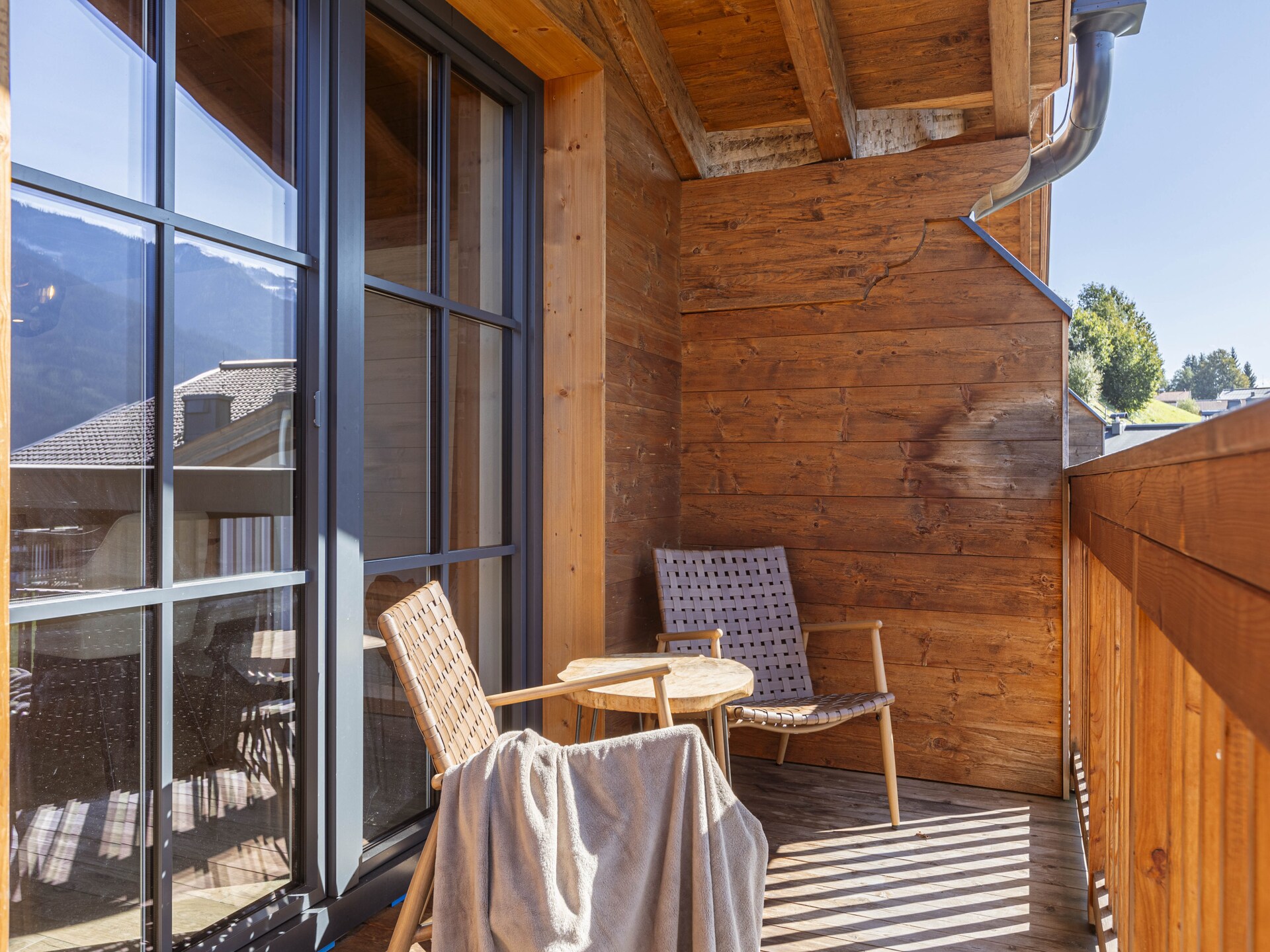 Ruim chalet aan de golfbaan bij het meer, met sauna en uitzicht op de bergen - foto 16