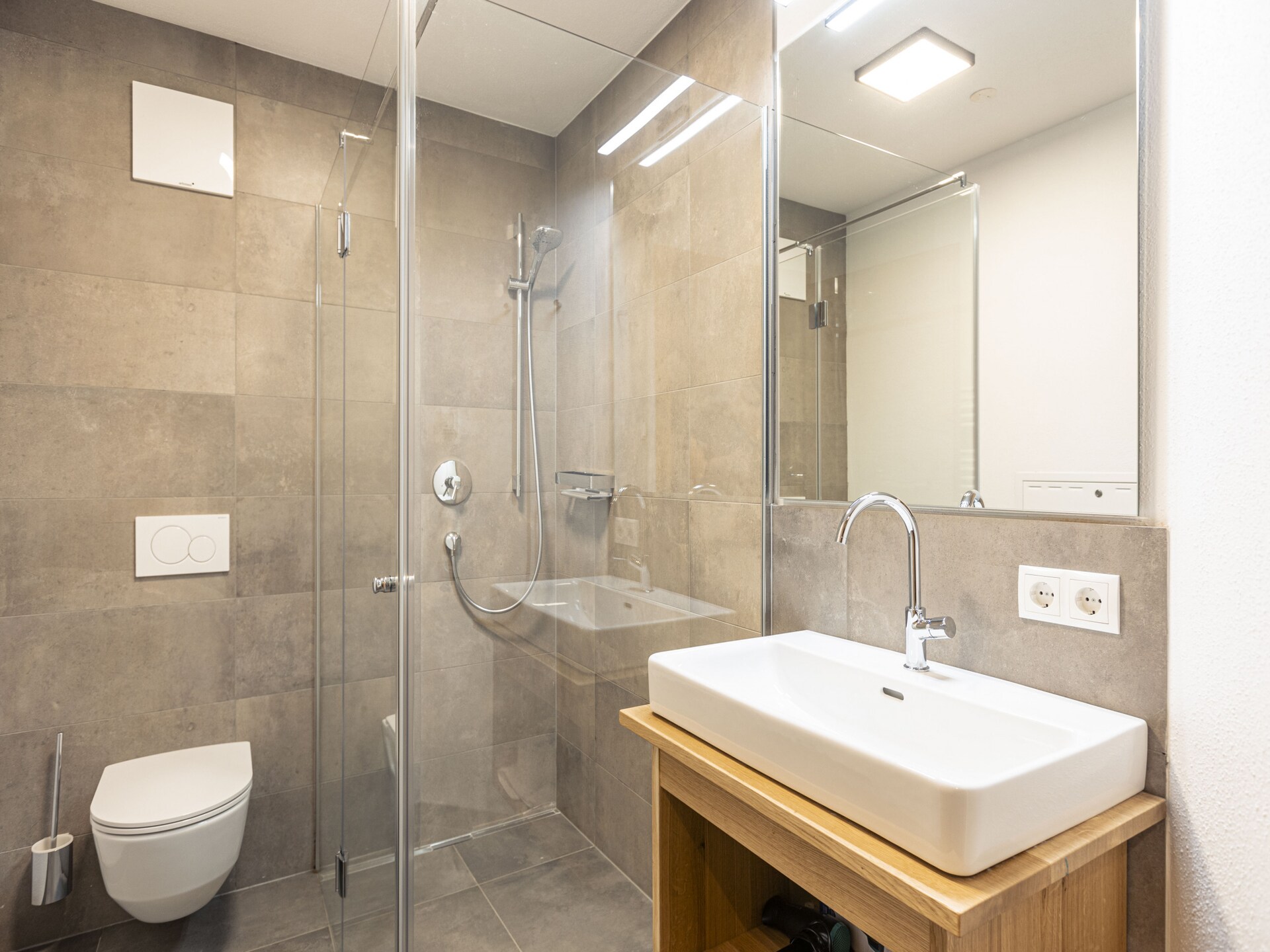 Ruim chalet aan de golfbaan bij het meer, met sauna en uitzicht op de bergen - foto 14