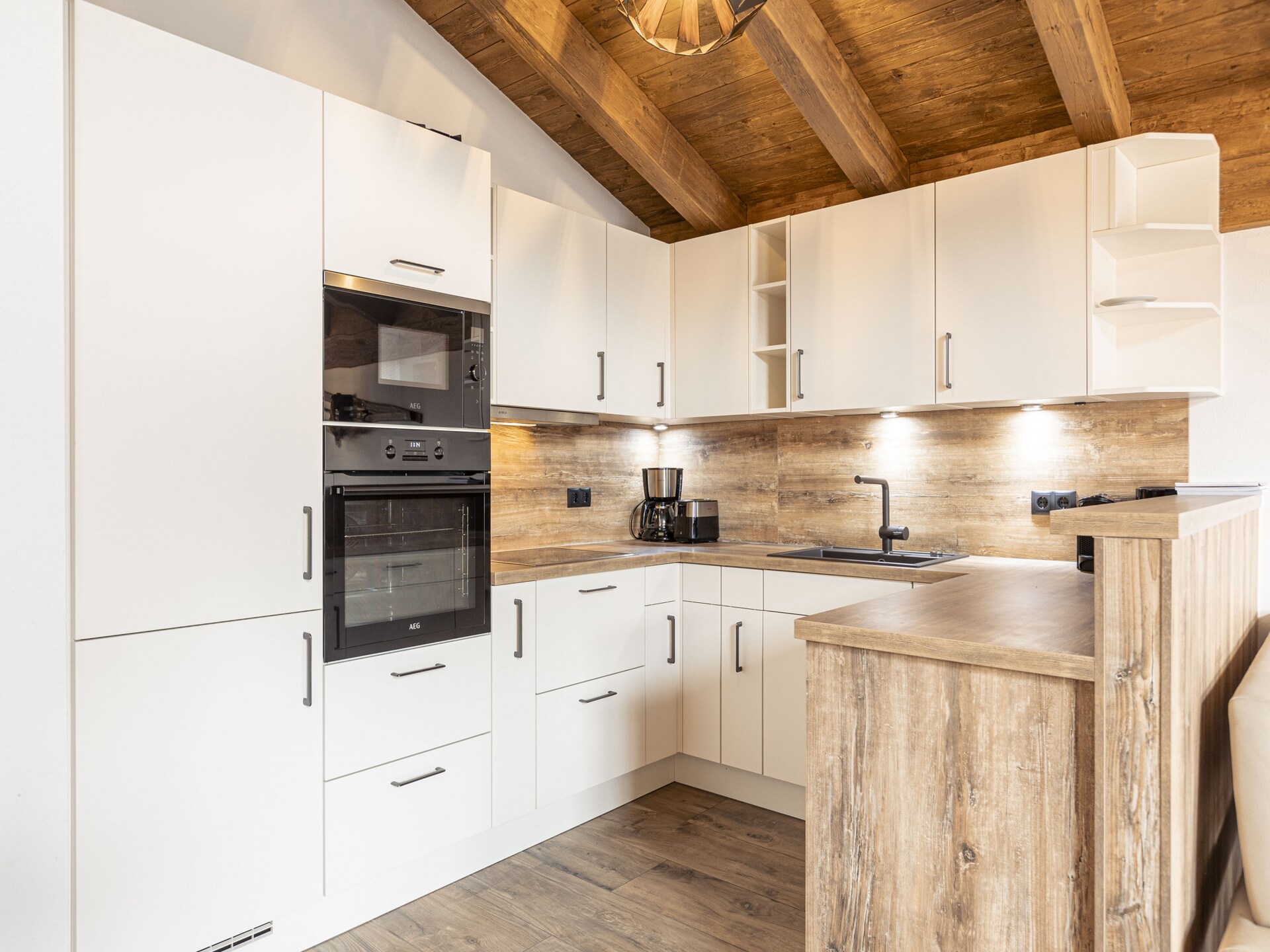 Ruim chalet aan de golfbaan bij het meer, met sauna en uitzicht op de bergen - foto 9
