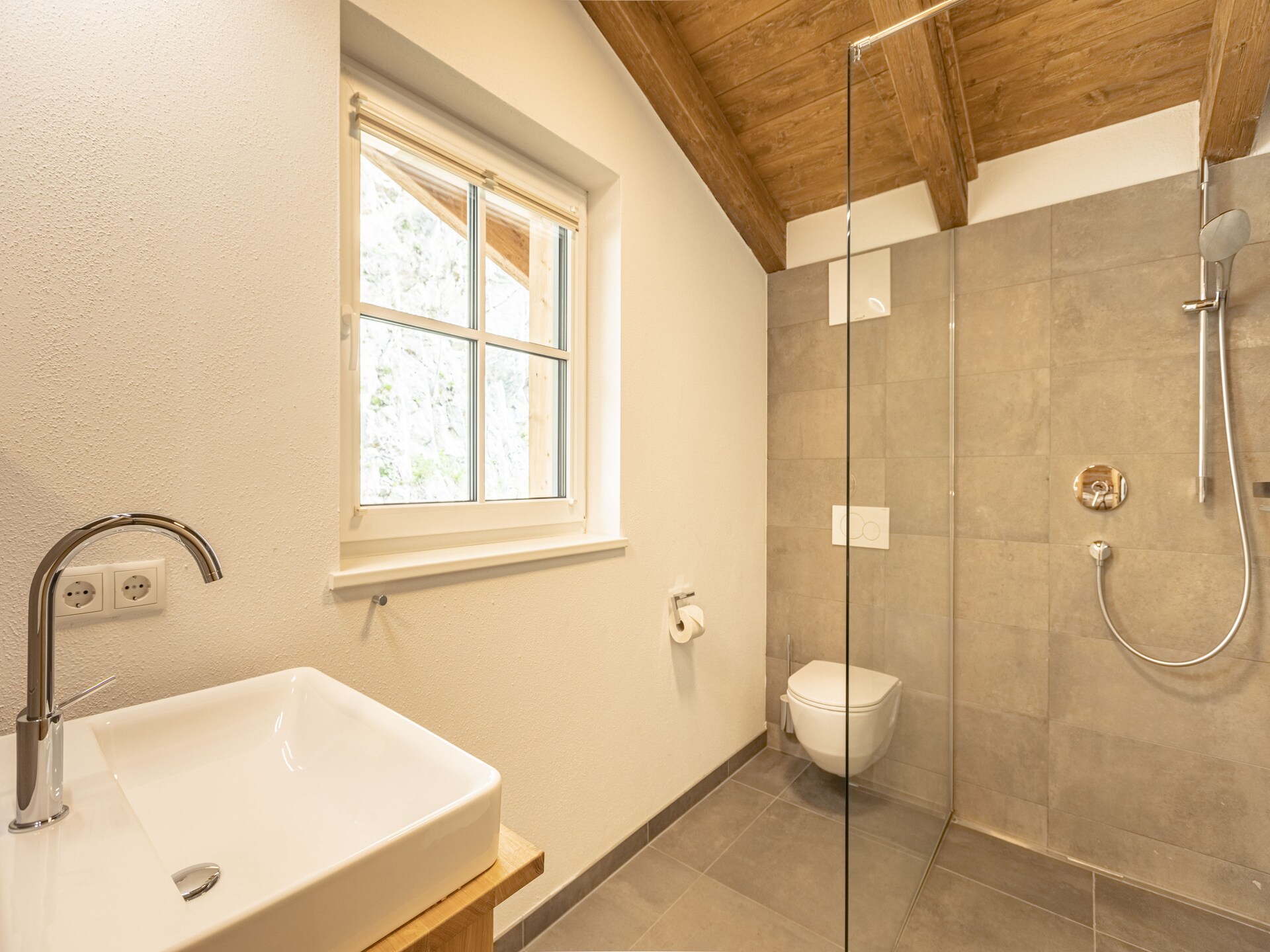 Ruim chalet aan de golfbaan bij het meer, met sauna en uitzicht op de bergen - foto 15