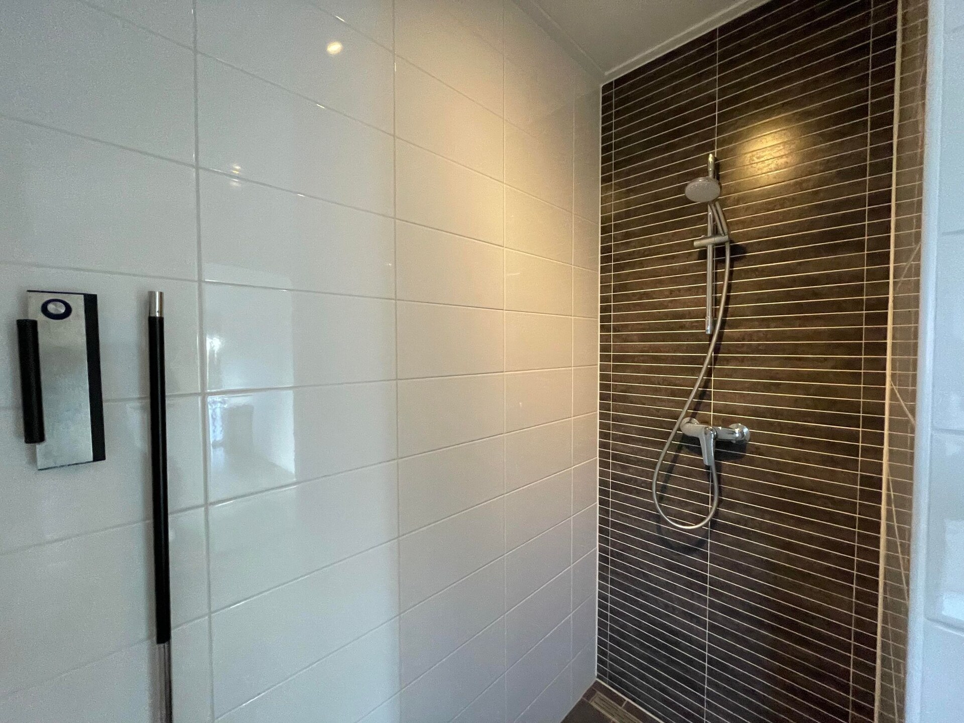 Sfeervol boerderijchalet aan het water in rustig Sint Nicolaasga - foto 11