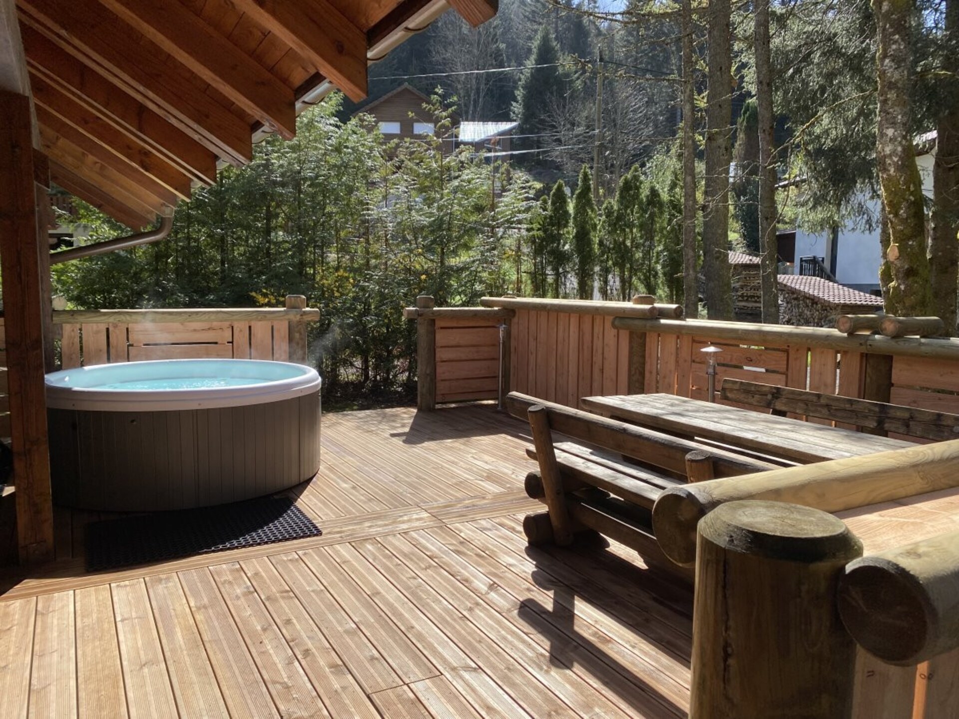 Houten chalet met jacuzzi en uitzicht op de bergen aan de rivier in La Bresse - foto 3