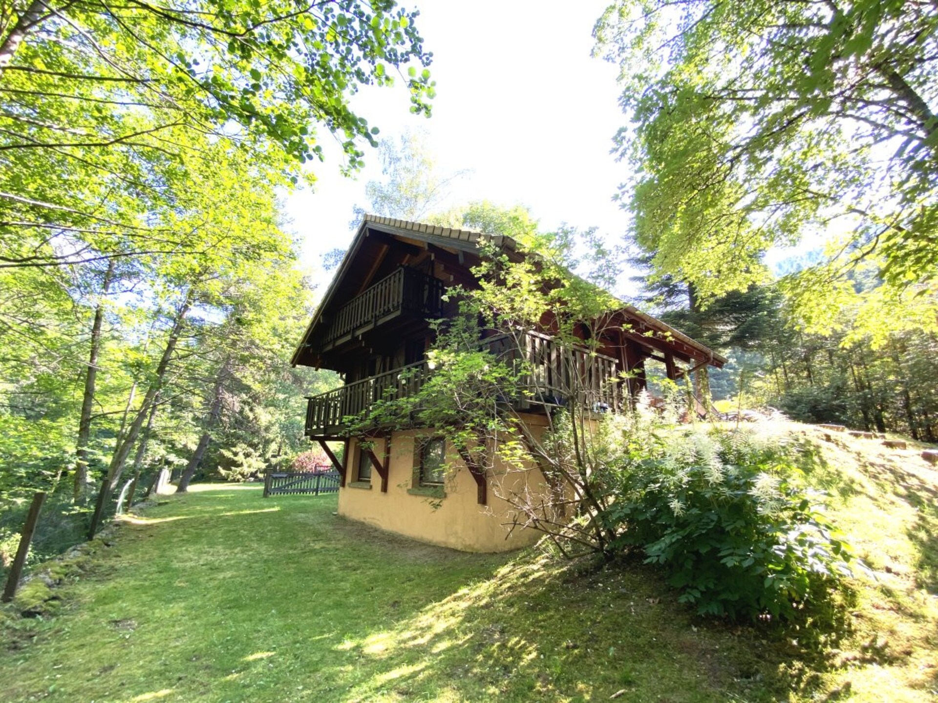 Houten chalet met jacuzzi en uitzicht op de bergen aan de rivier in La Bresse - foto 26