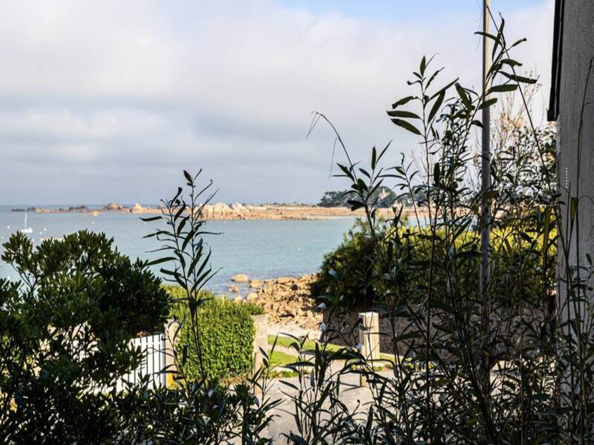 Vrijstaand vakantiehuis aan zee met panoramisch uitzicht over de baai van Port Blanc - foto 1