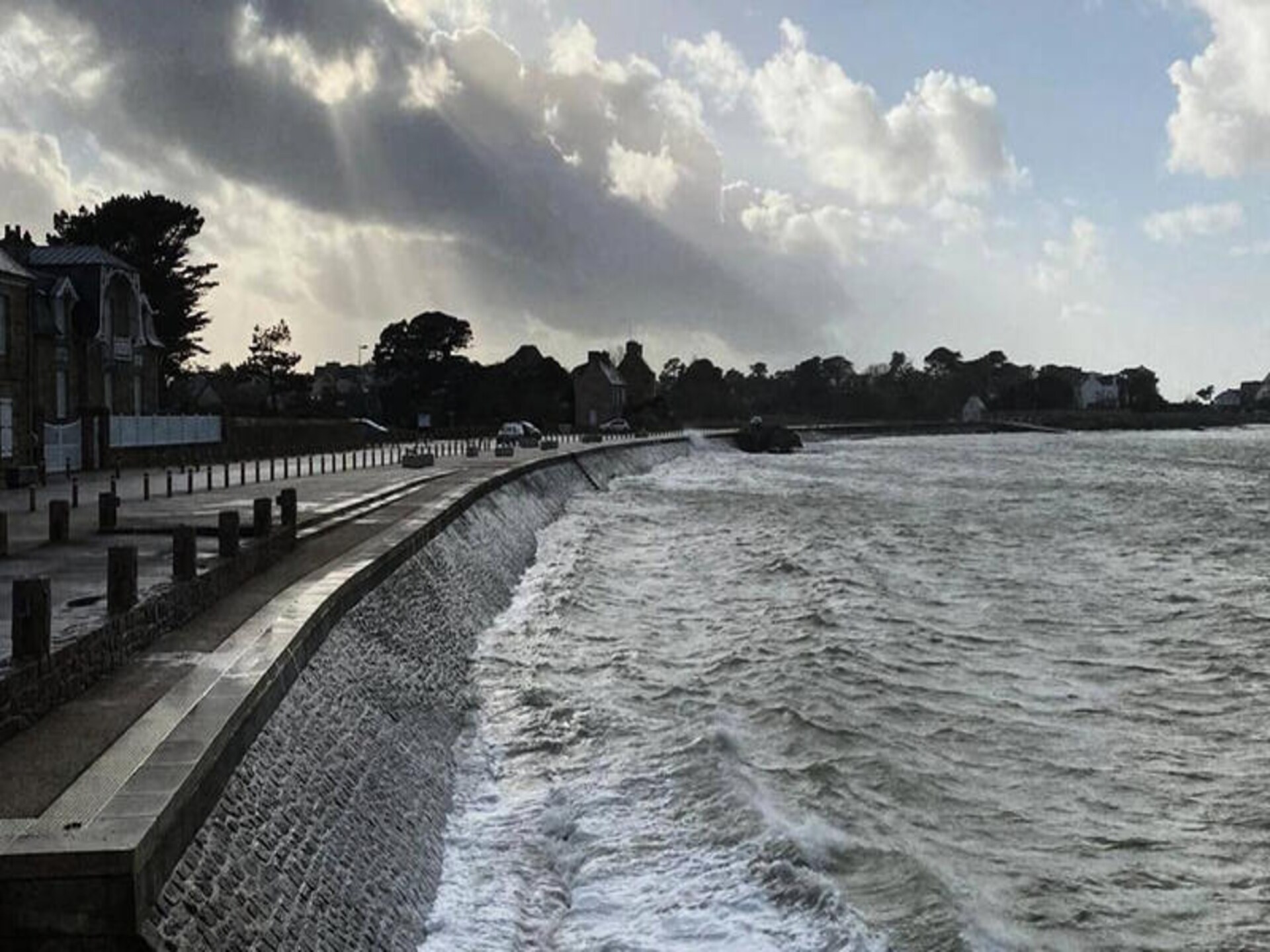 Vrijstaand vakantiehuis aan zee met panoramisch uitzicht over de baai van Port Blanc - foto 18