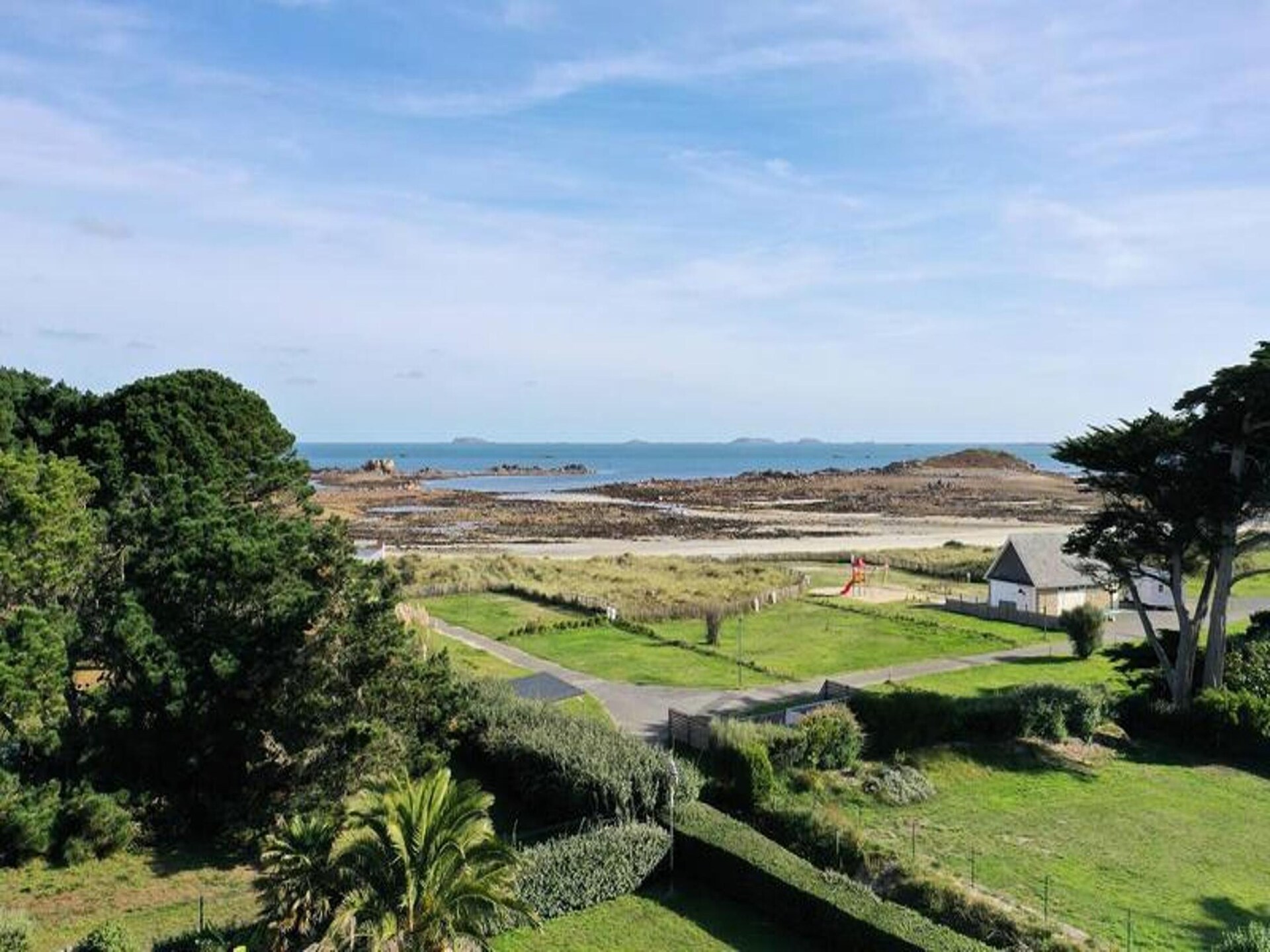 Licht appartement met panoramisch zeezicht bij Plage des Dunes, Port Blanc - foto 13
