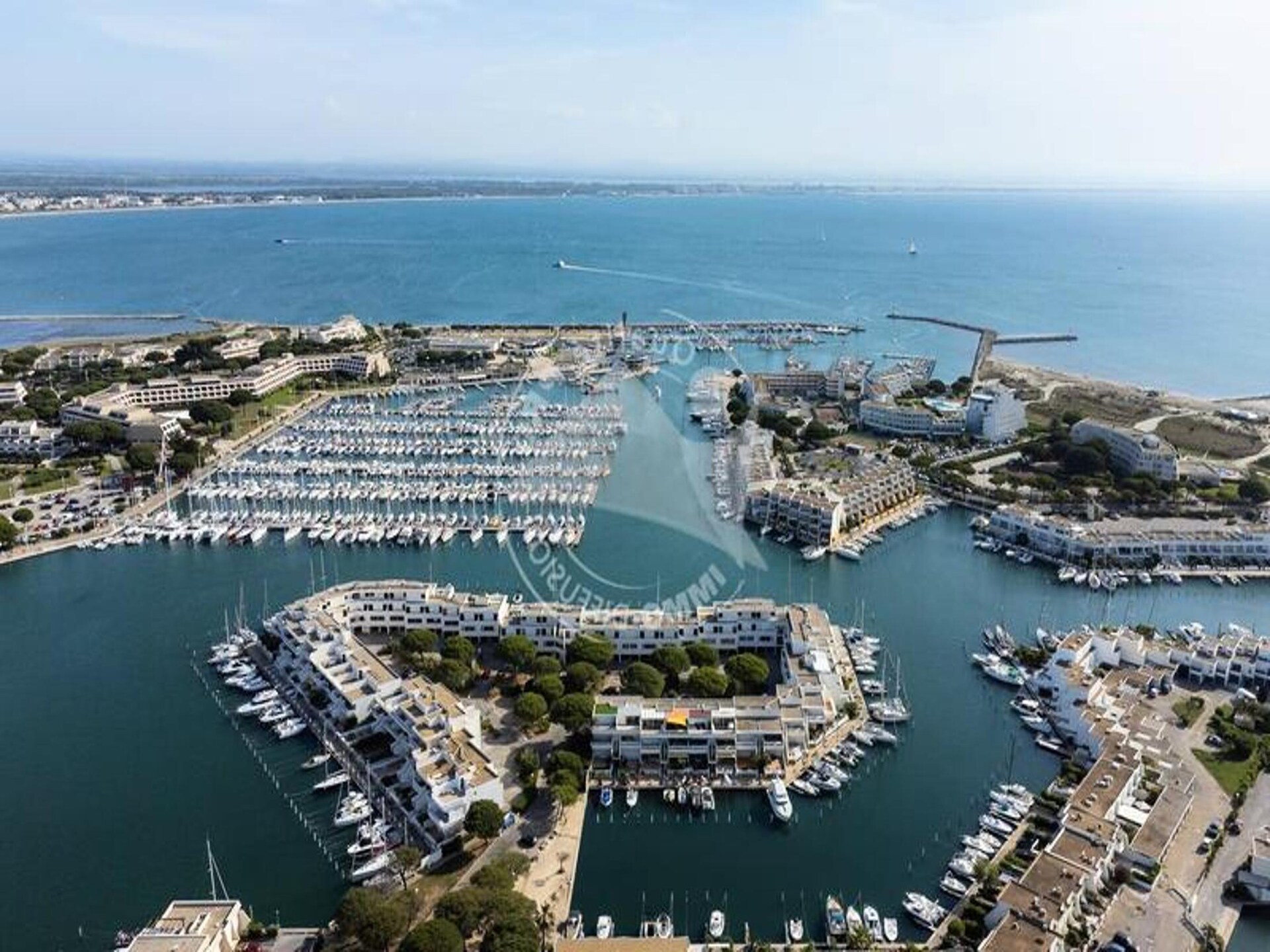 Licht appartement met grote loggia en uitzicht op zee bij Le Grau du Roi - foto 24