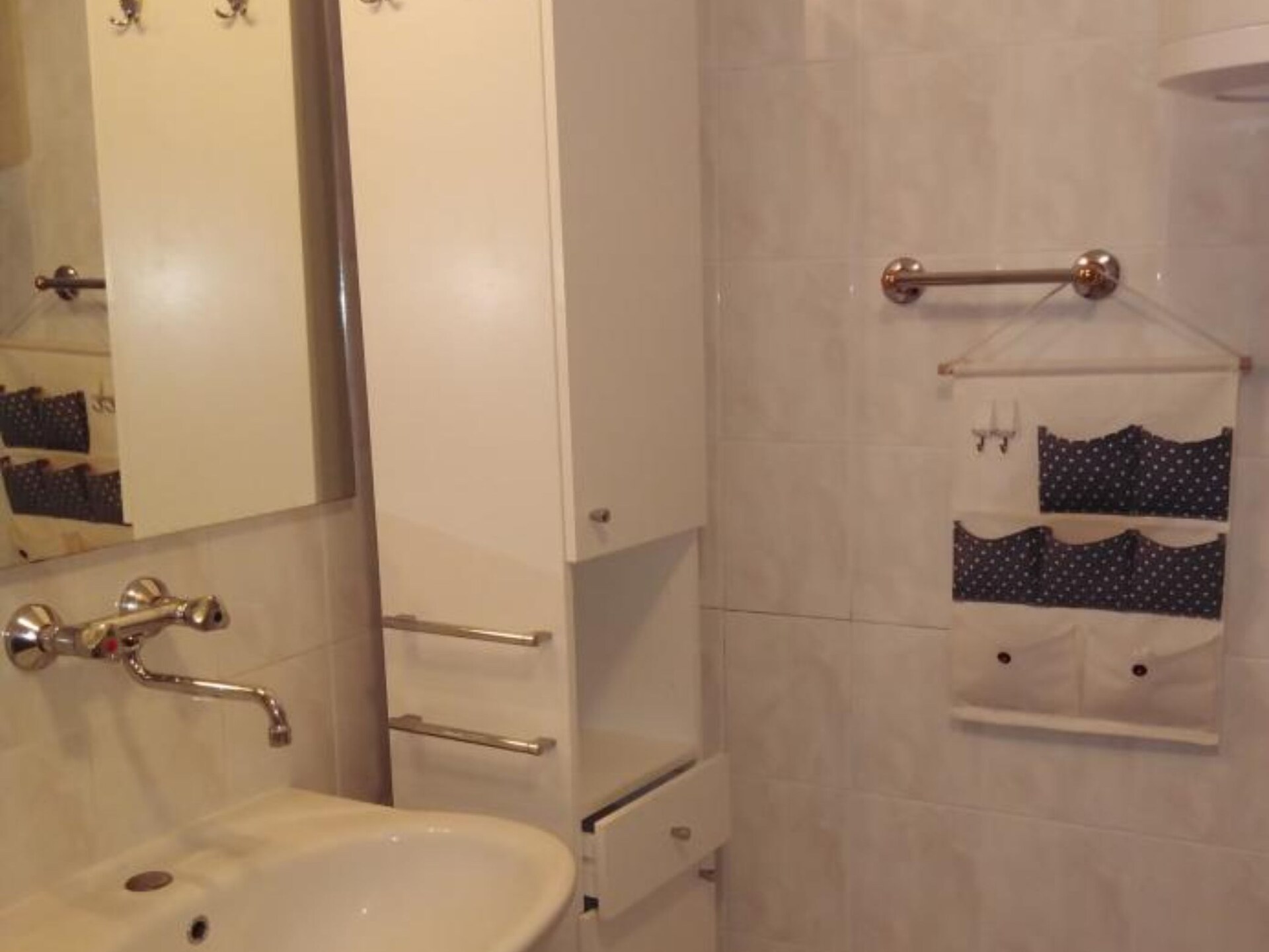 Ruim appartement met drie slaapkamers vlakbij zee in Okrug Gornji - foto 35
