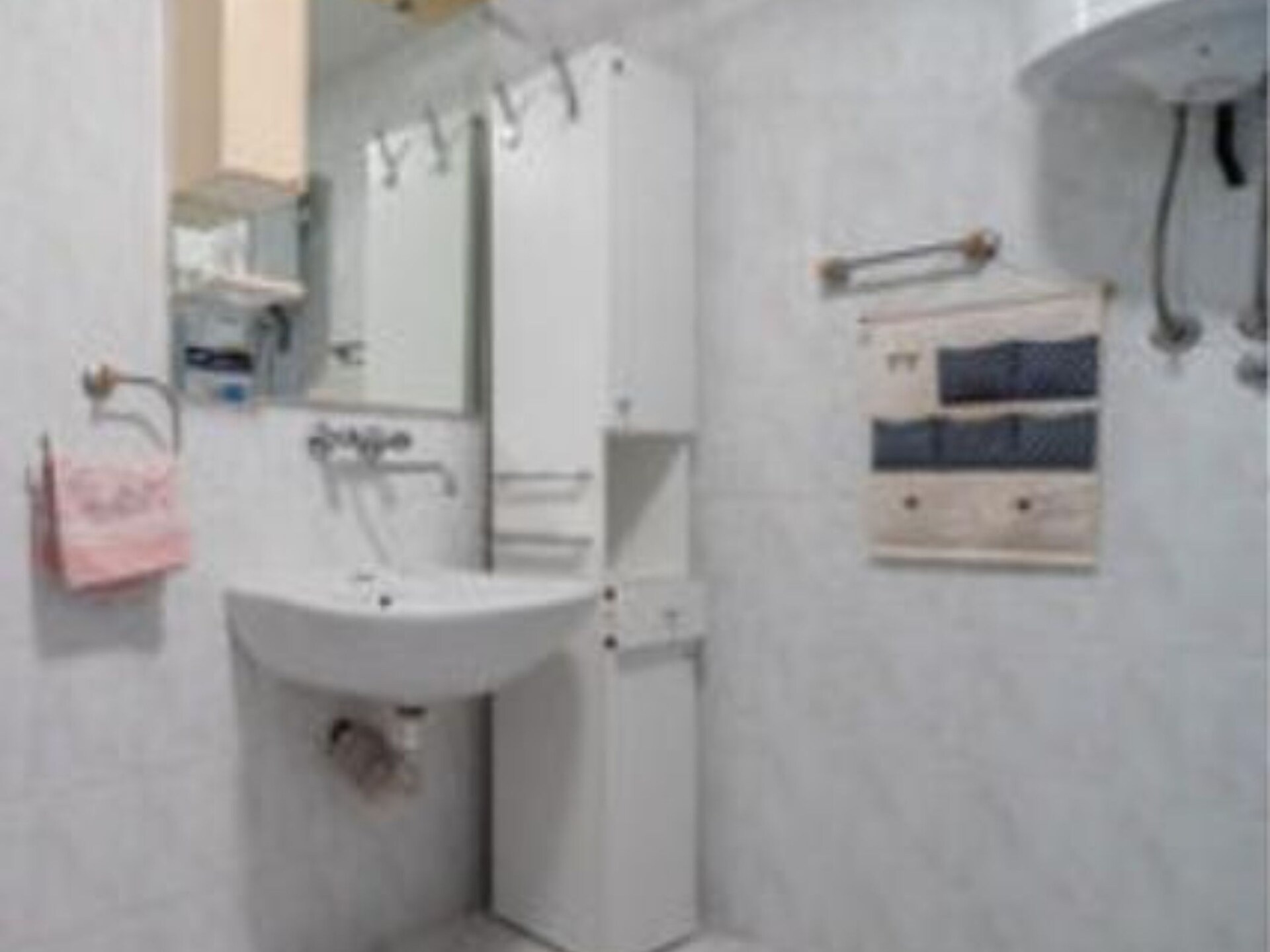 Ruim appartement met drie slaapkamers vlakbij zee in Okrug Gornji - foto 34