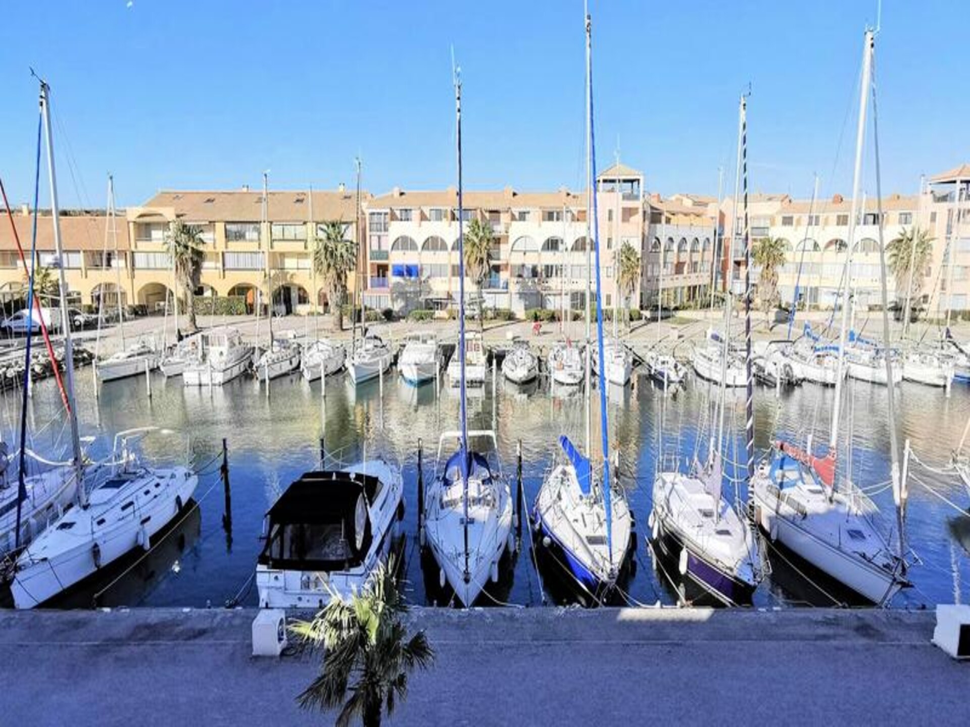Licht appartement met havenzicht in Leucate, 800m van het strand - foto 1