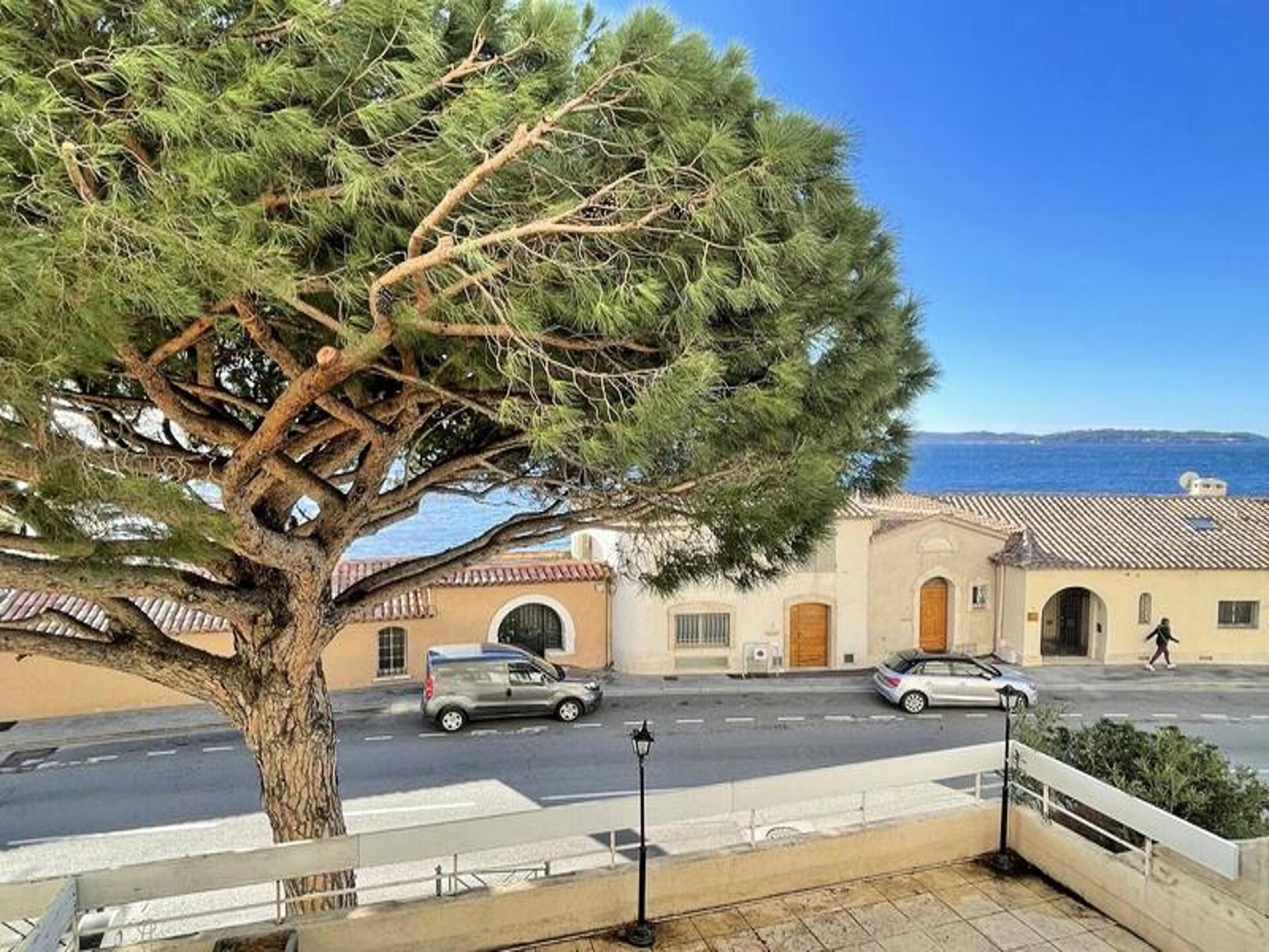 Duplex aan zee in Sainte-Maxime met groot terras en uitzicht - foto 1