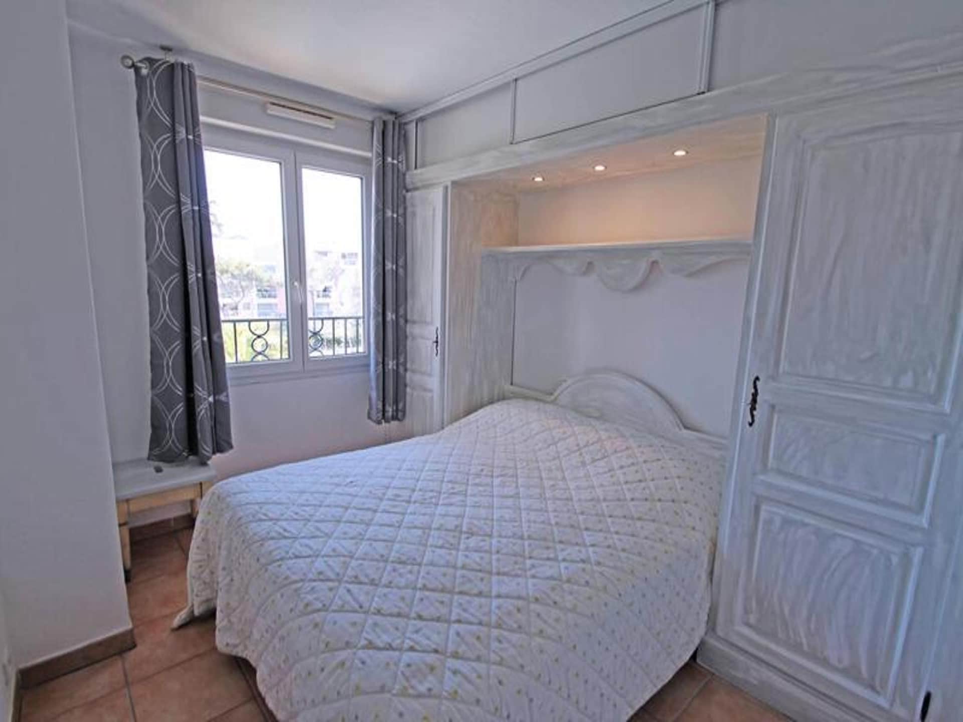 Gerenoveerd appartement met zwembadzicht op 350m van het strand in Sainte-Maxime - foto 13