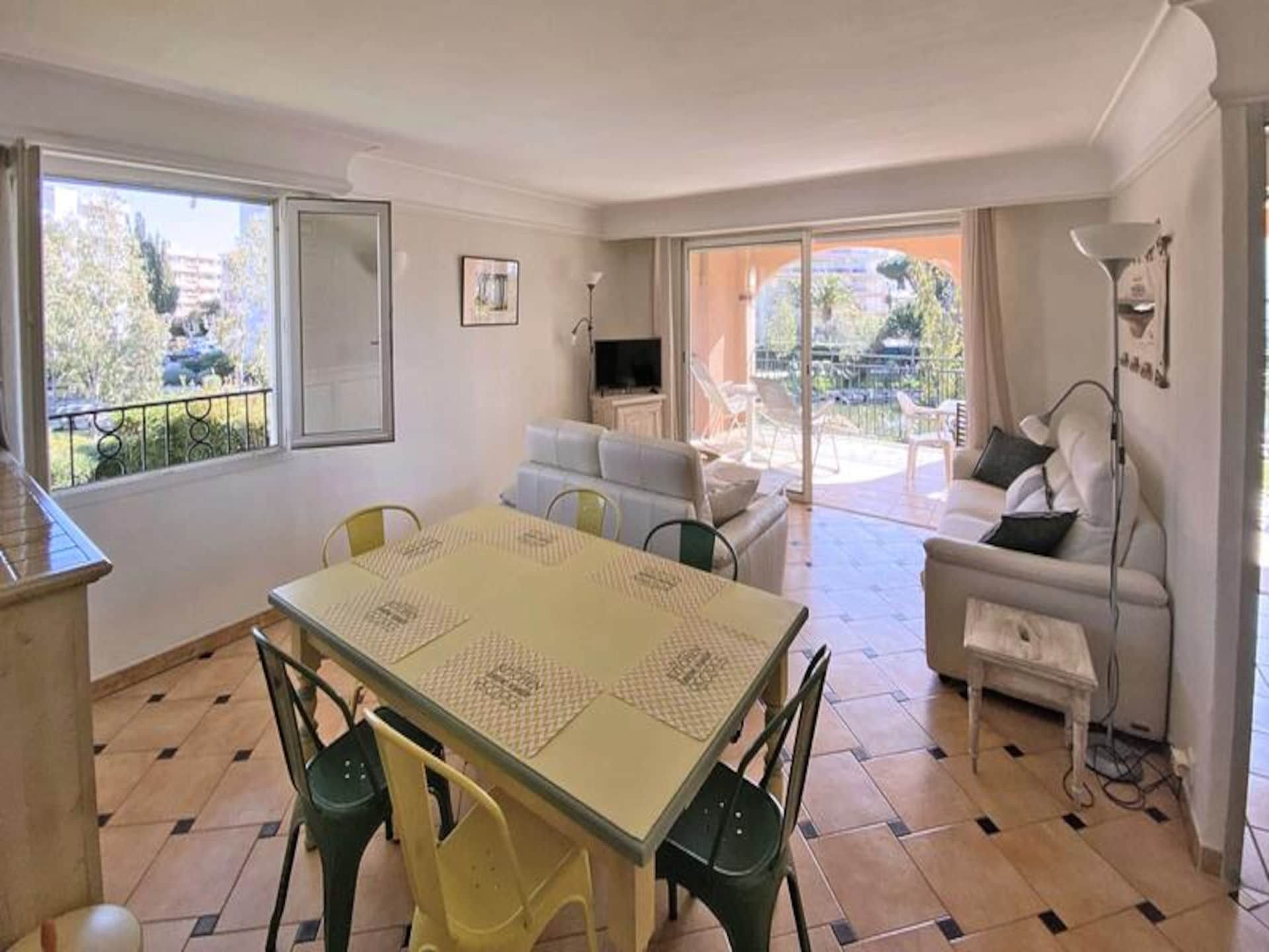 Licht appartement met groot terras en uitzicht op de Préconil in Sainte-Maxime - foto 9