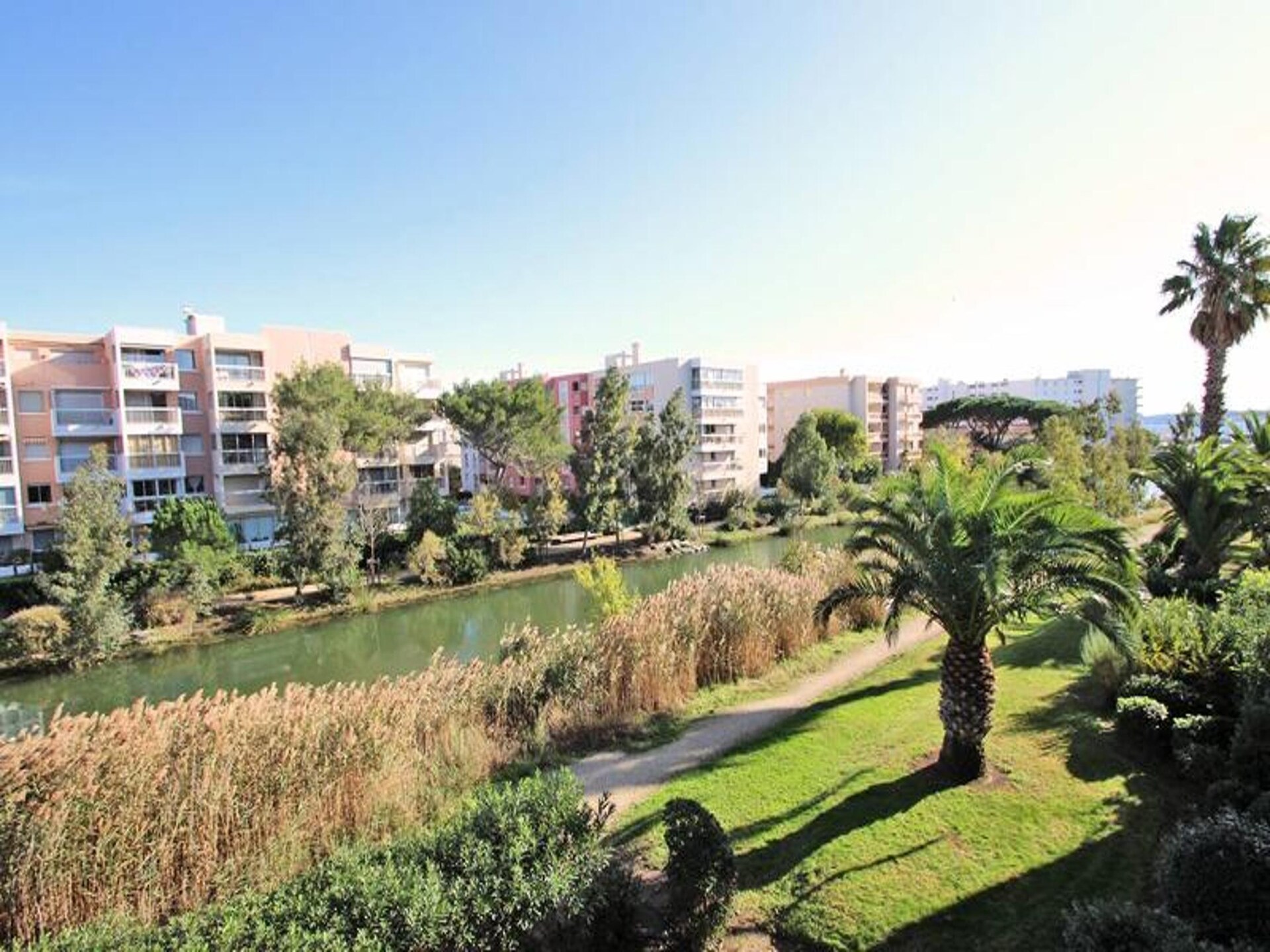 Licht appartement in Sainte-Maxime met zeezicht, vlakbij strand en centrum - foto 9
