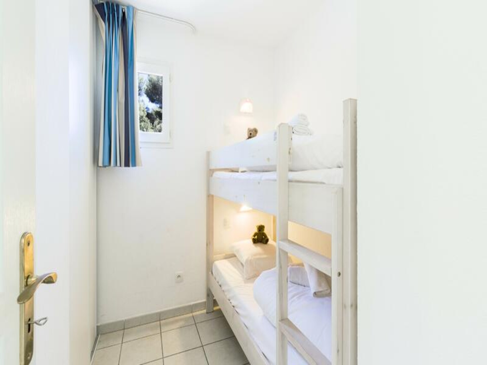 Ruim 6-persoons appartement met zwembad op 350m van het strand - foto 27