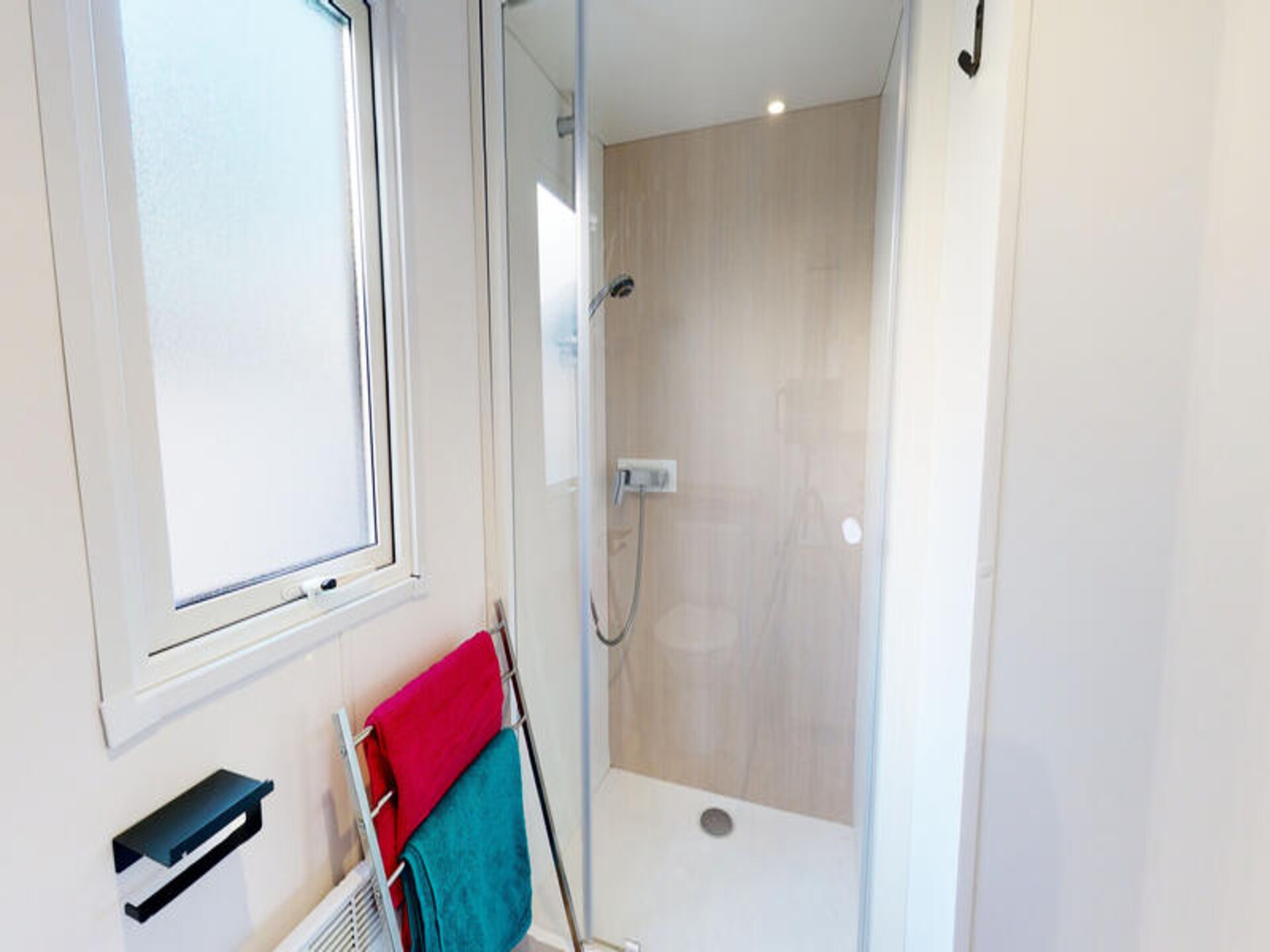 Luxe stacaravan voor 6 personen met zwembad, op 1,5 km van het strand - foto 23