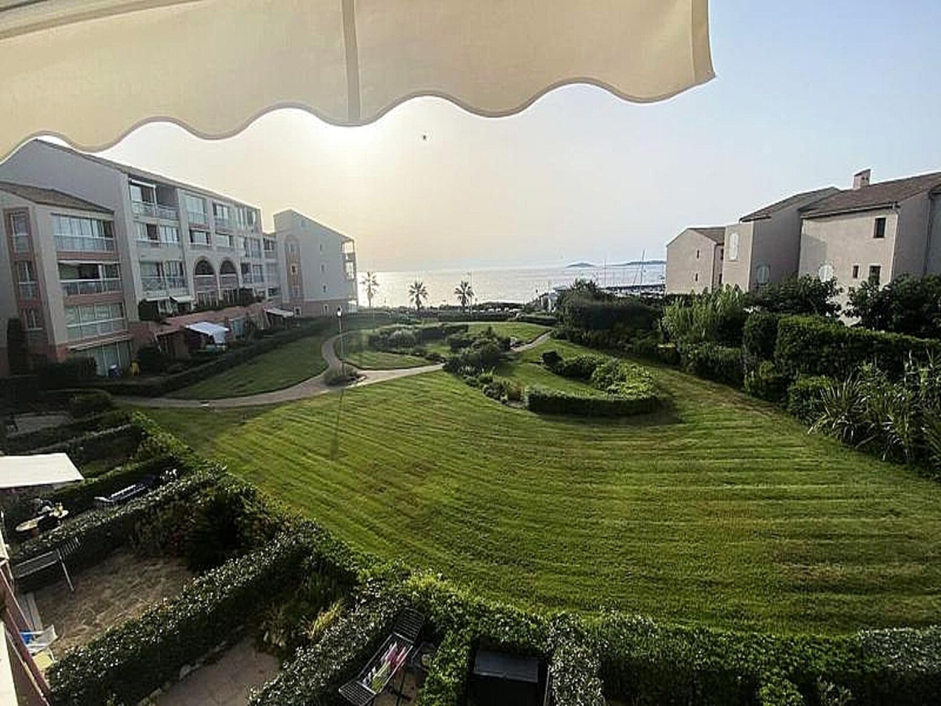 Appartement aan zee in Six Fours met uitzicht op de haven van Coudoulière - foto 3