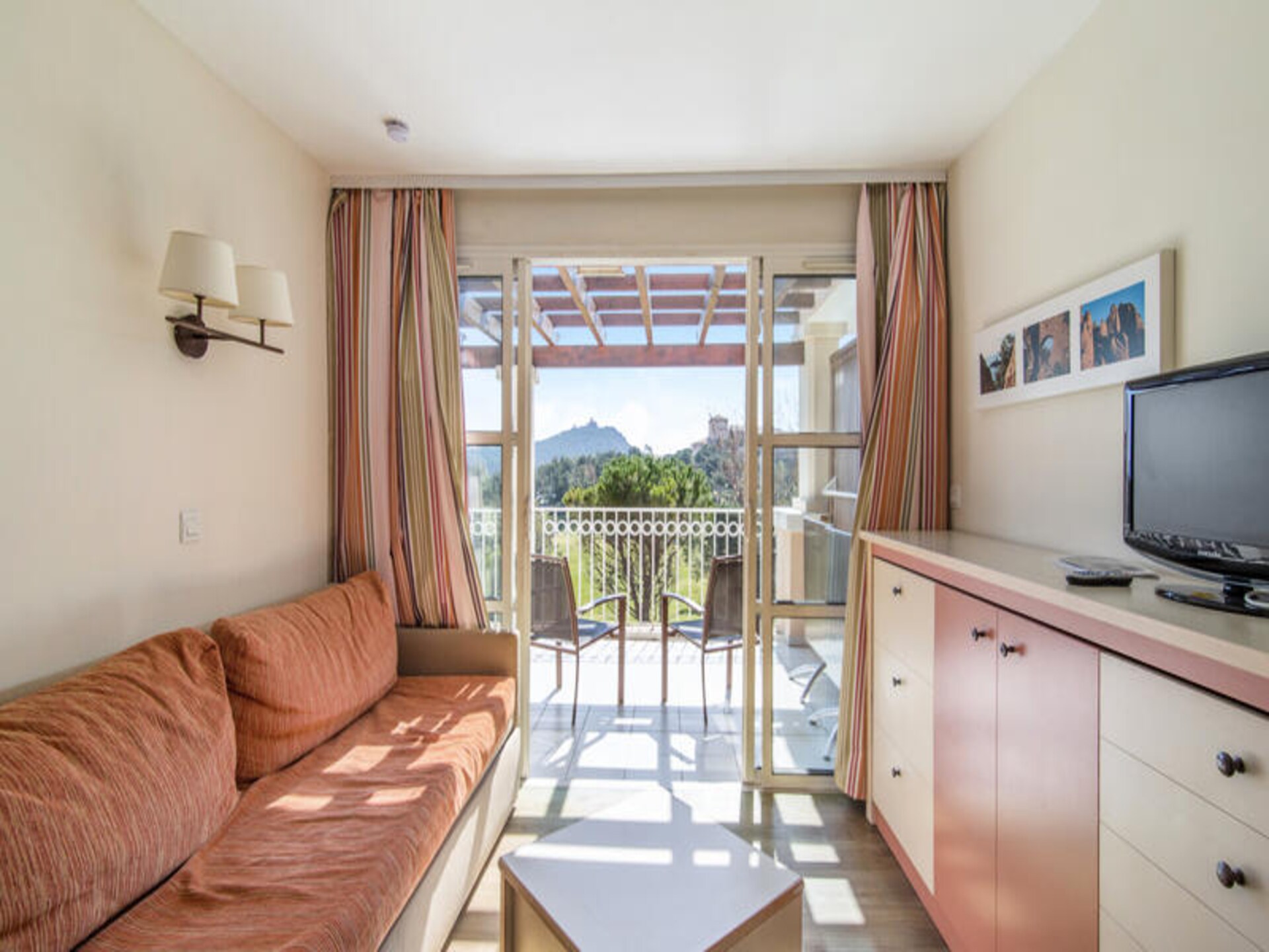 Licht appartement met zeezicht en terras nabij strand Saint-Raphaël - foto 15