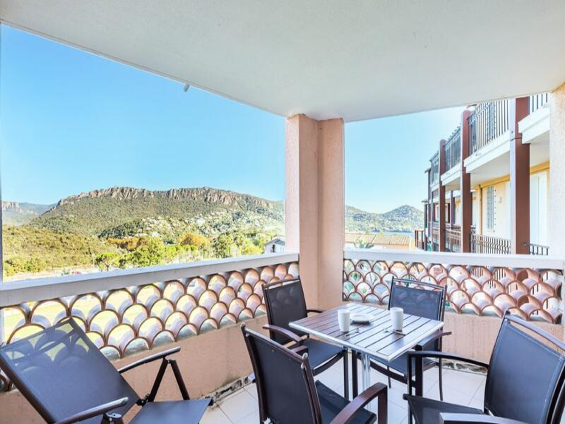 Knus appartement in Cap Esterel met tuin en uitzicht op de bergen - foto 24