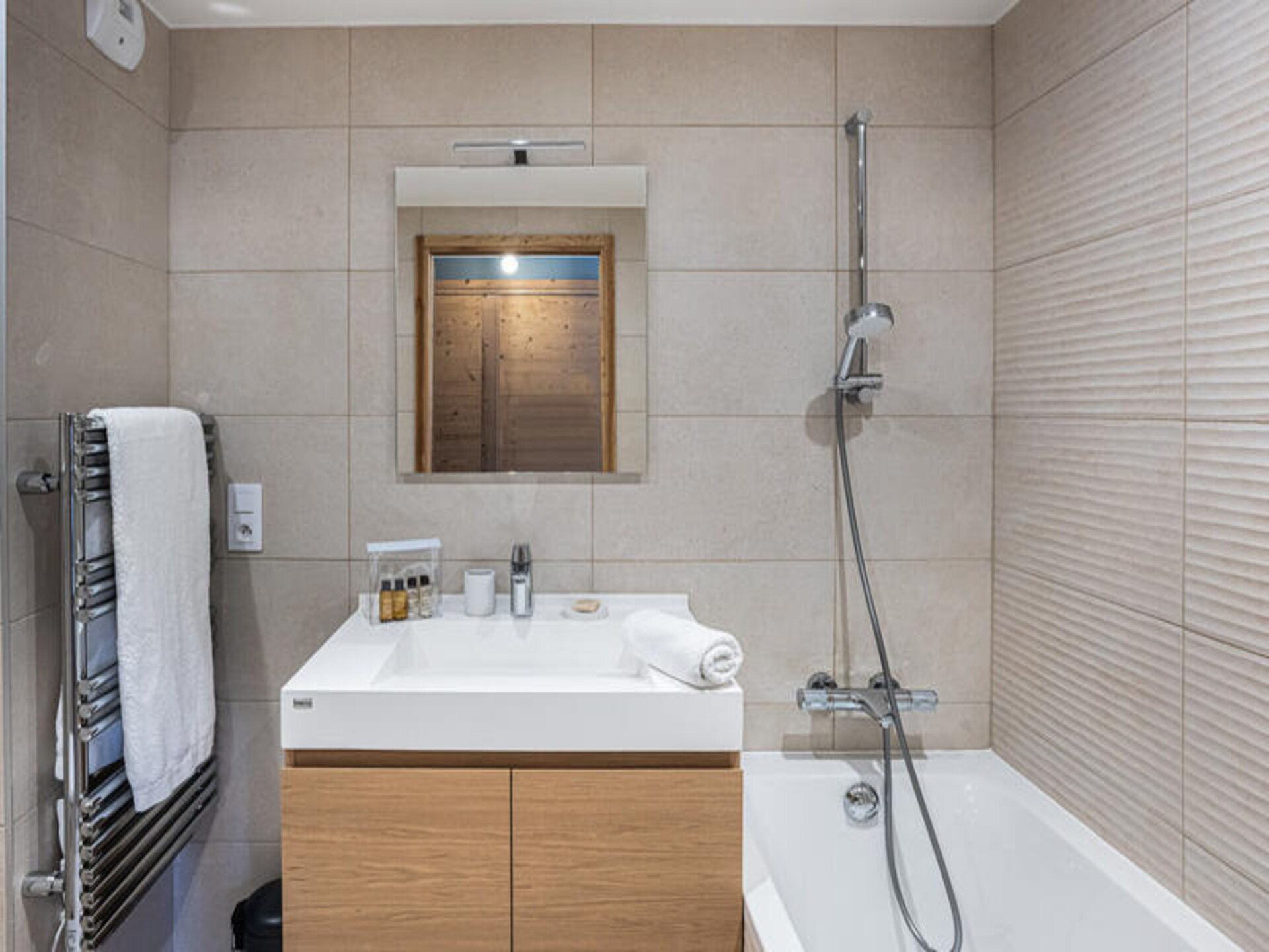 Luxe halfvrijstaand chalet voor 8 personen met sauna, vlakbij de Ariondaz-gondel - foto 21