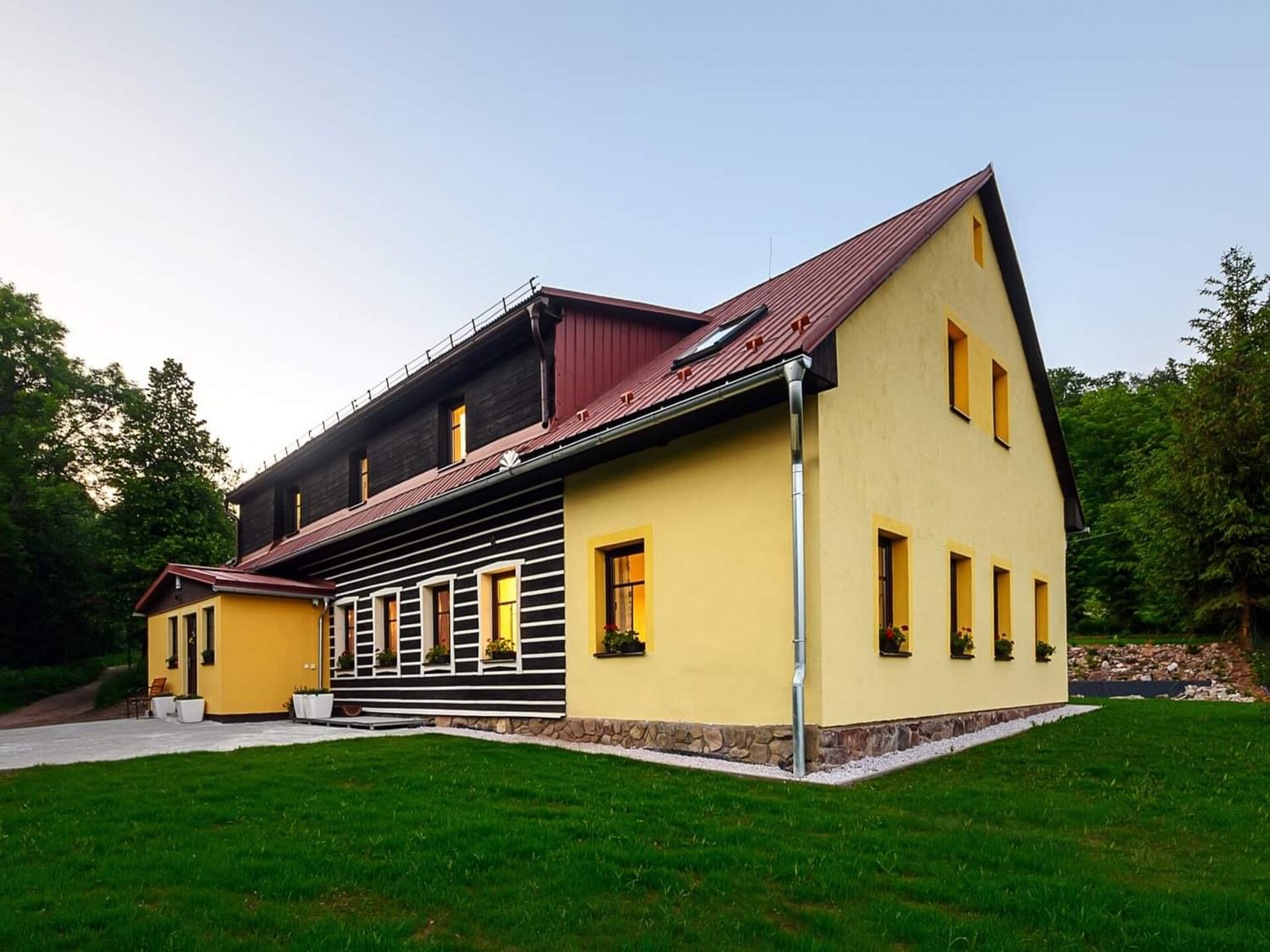 Ruime groepsaccommodatie met sauna aan de golfbaan in Bernartice - foto 7