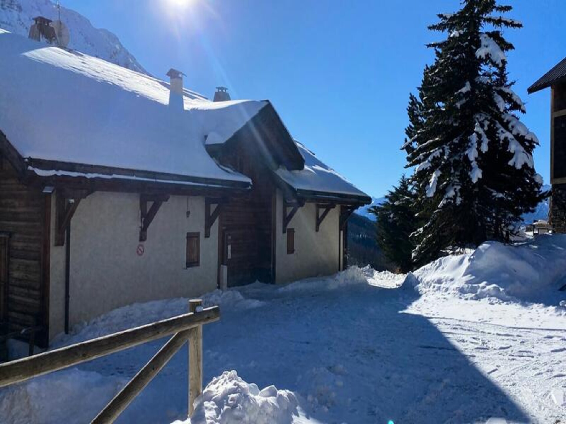Gerenoveerd studio-appartement op 500m van de piste met tuin & terras - foto 1