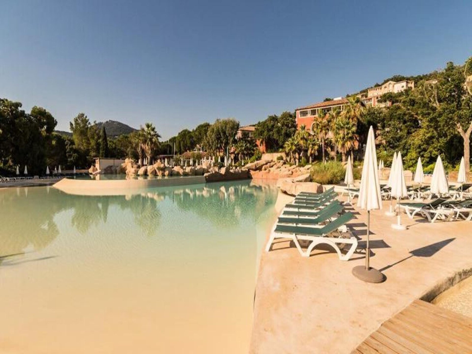 Zonnig appartement in park met uitzicht op de Golf van Saint-Tropez - foto 1