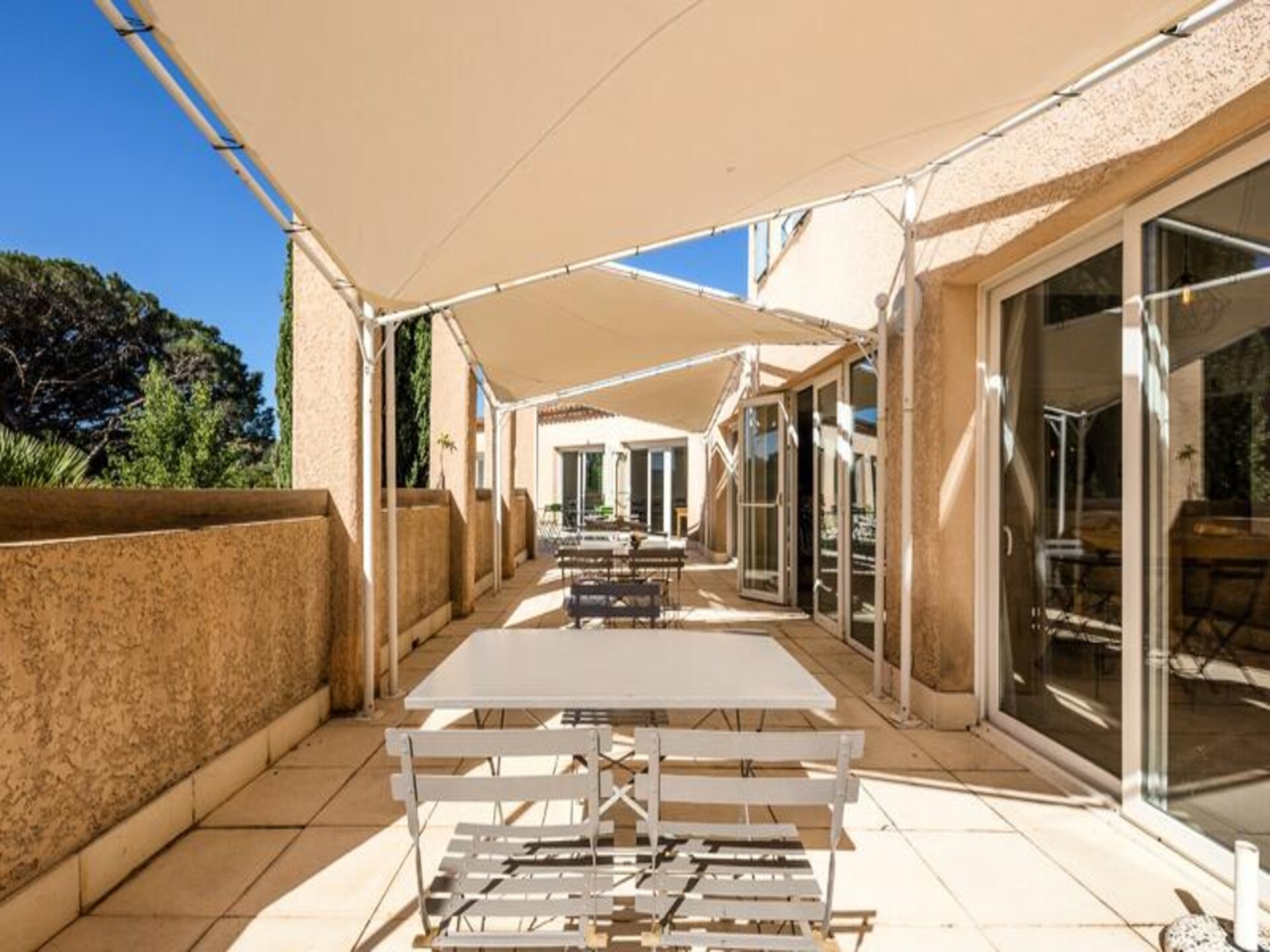 Licht appartement met terras nabij middeleeuws Grimaud en zonnige stranden - foto 6