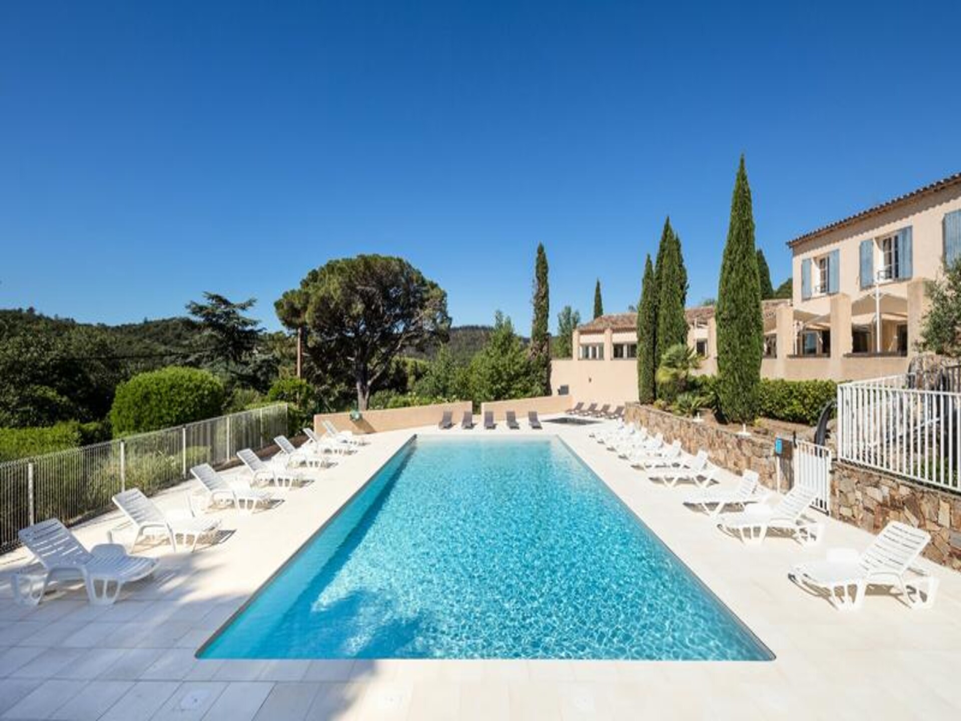 Licht appartement met terras nabij middeleeuws Grimaud en zonnige stranden - foto 10