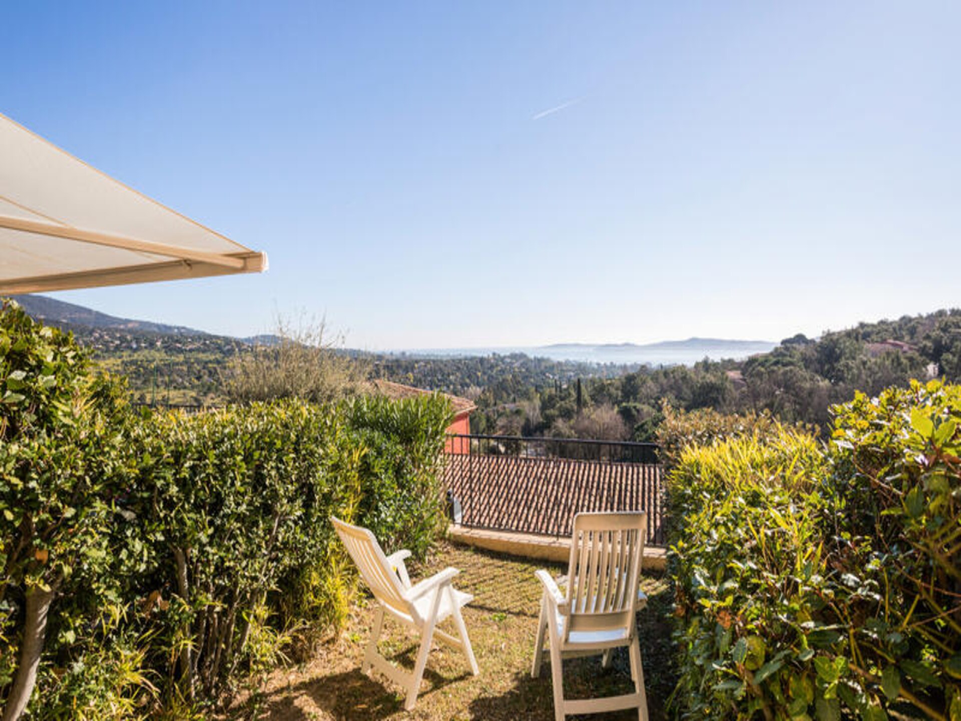 Zeezicht appartement nabij Saint-Tropez met zwembad en terras - foto 18