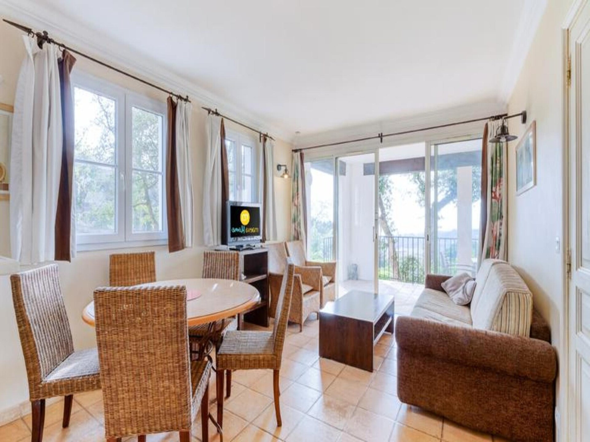 Ruim appartement voor 6 bij Grimaud met zwembaden, vlakbij strand - foto 12