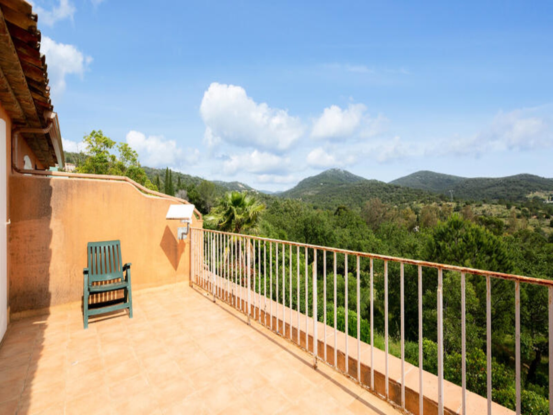 Ruim appartement bij Saint-Tropez met bergzicht en terras - foto 16