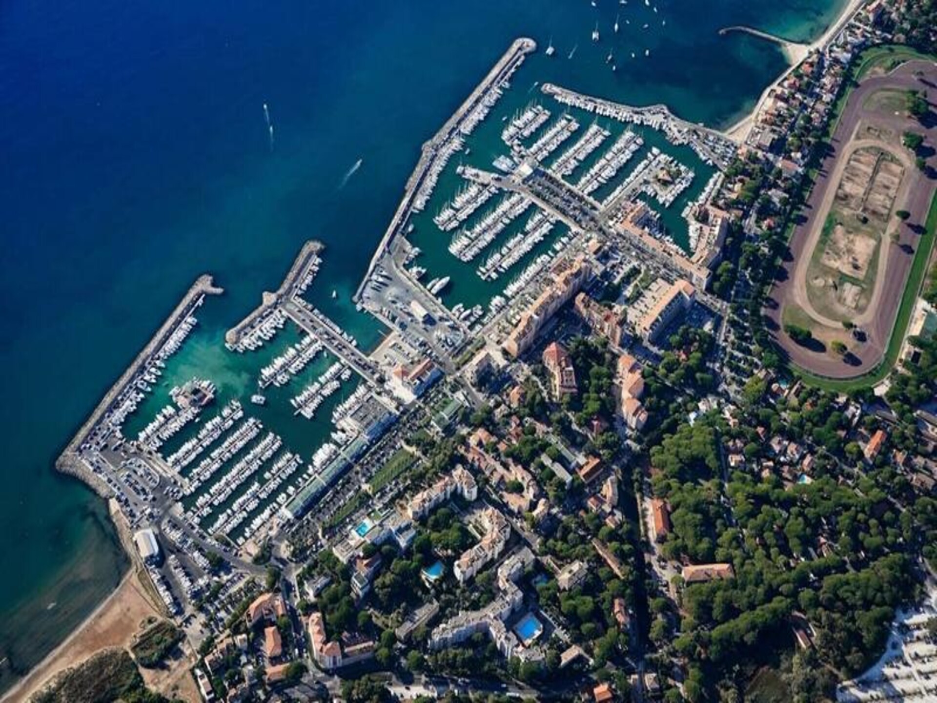 Licht appartement aan de haven van Hyères met zwembad en terras - foto 17