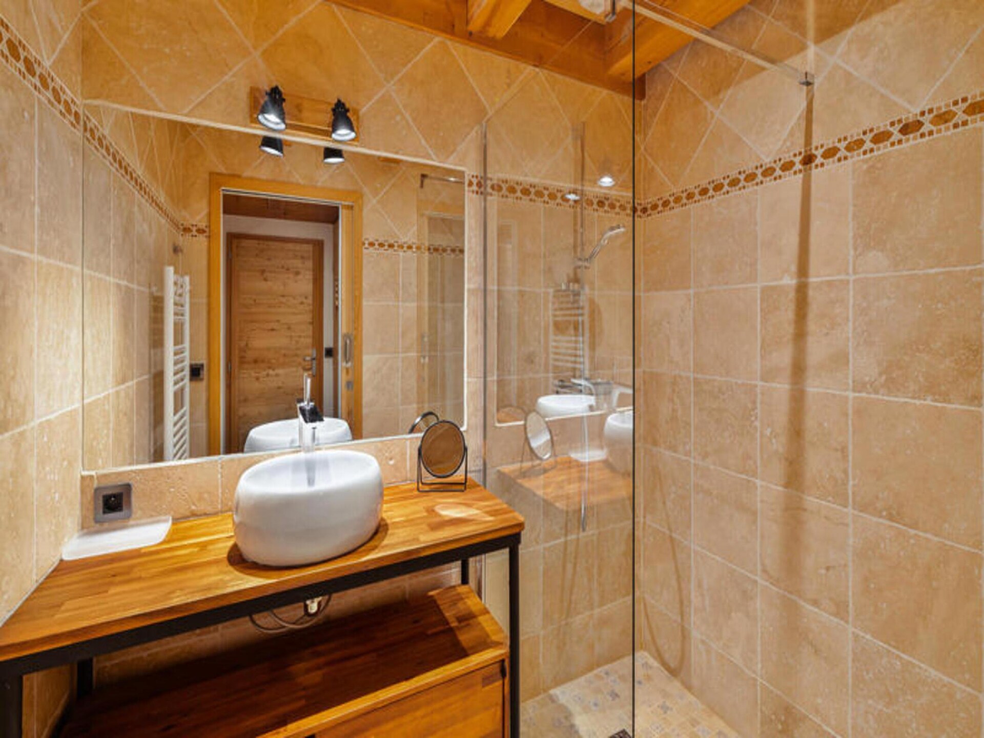 Ruim chalet voor 9 in Le Monêtier-les-Bains met tuin en bergzicht - foto 15