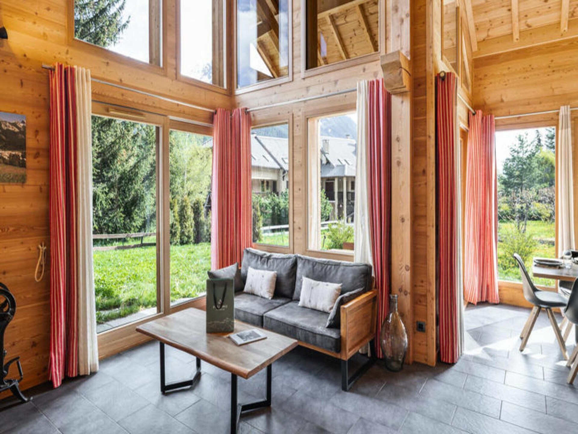 Ruim chalet voor 9 in Le Monêtier-les-Bains met tuin en bergzicht - foto 11