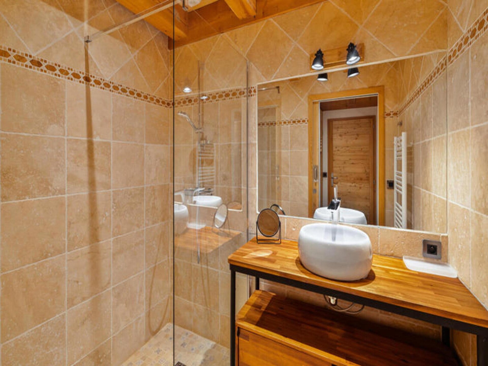 Ruim chalet voor 9 in Le Monêtier-les-Bains met tuin en bergzicht - foto 8