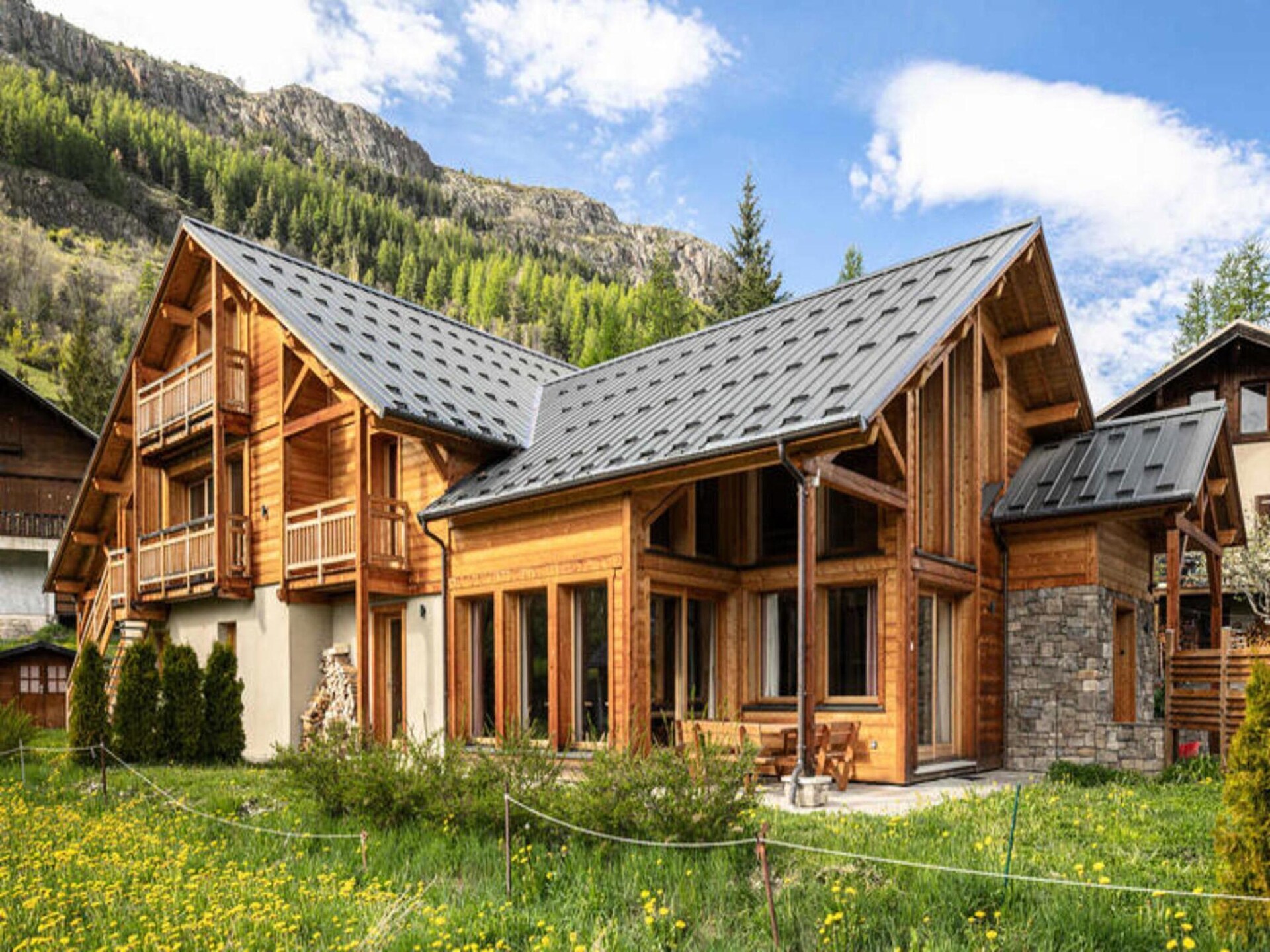 Ruim chalet voor 9 in Le Monêtier-les-Bains met tuin en bergzicht - foto 2